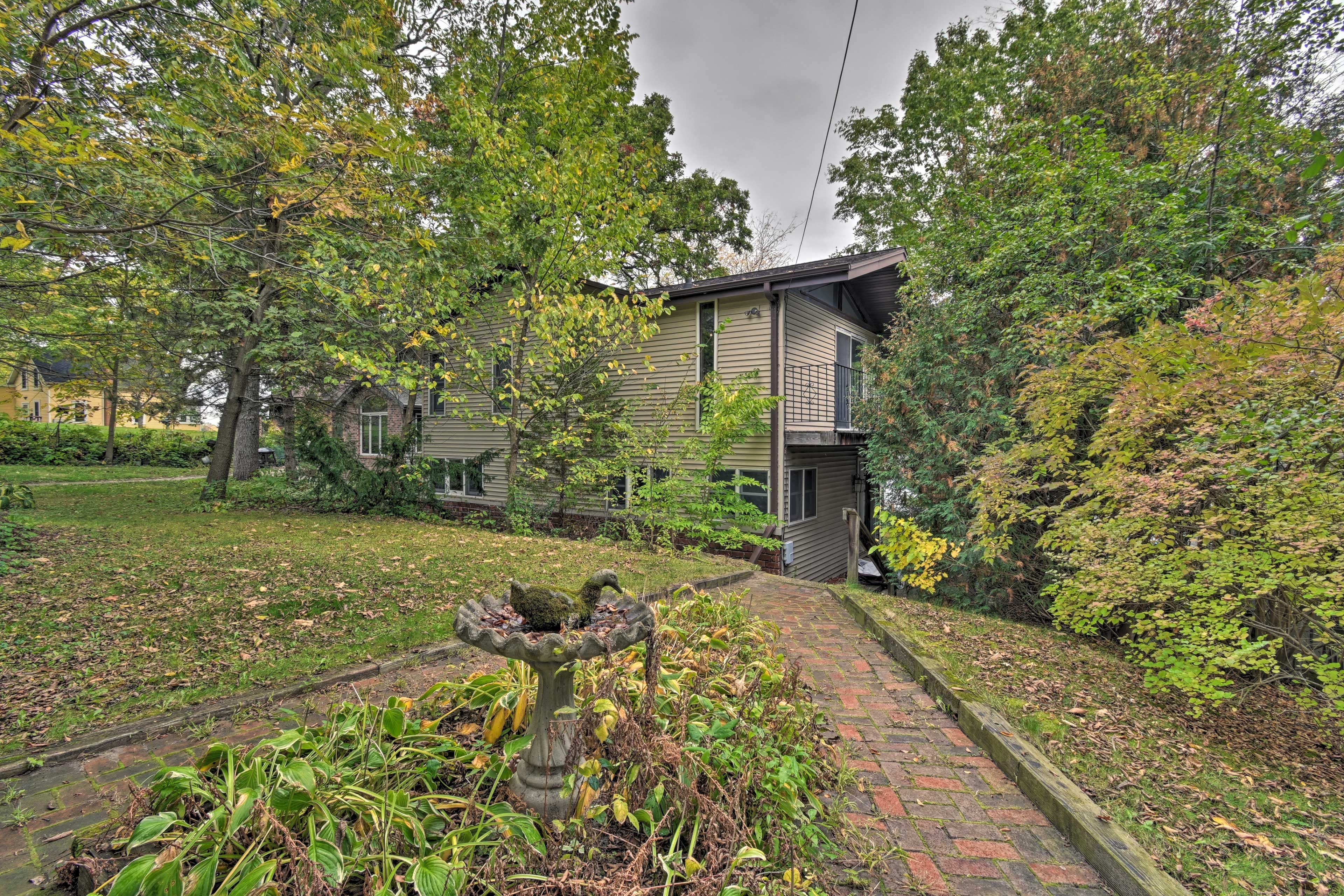 Front Yard | Entry Via Lockbox | Stairs Required
