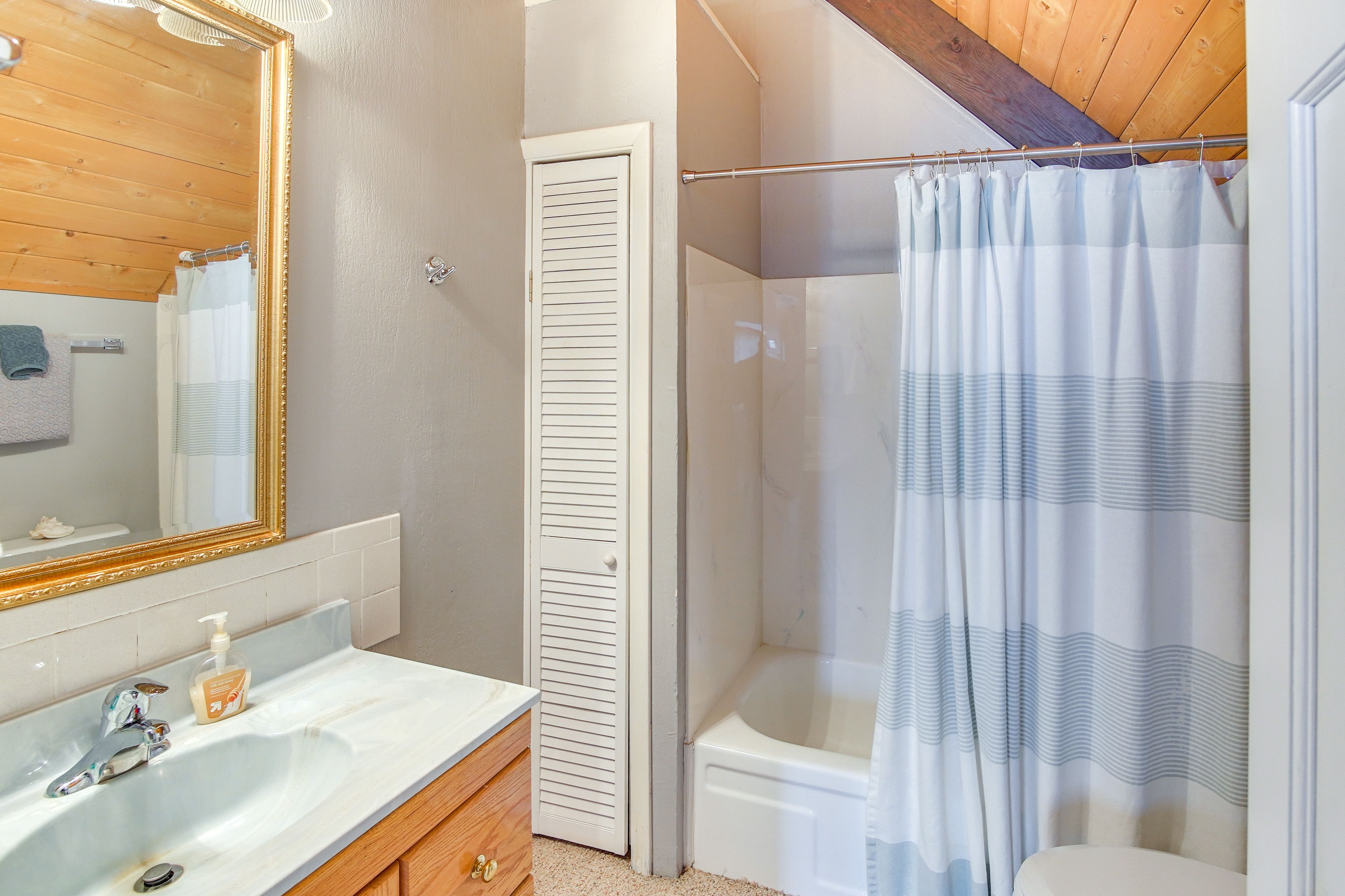 Full Bathroom | 2nd Floor