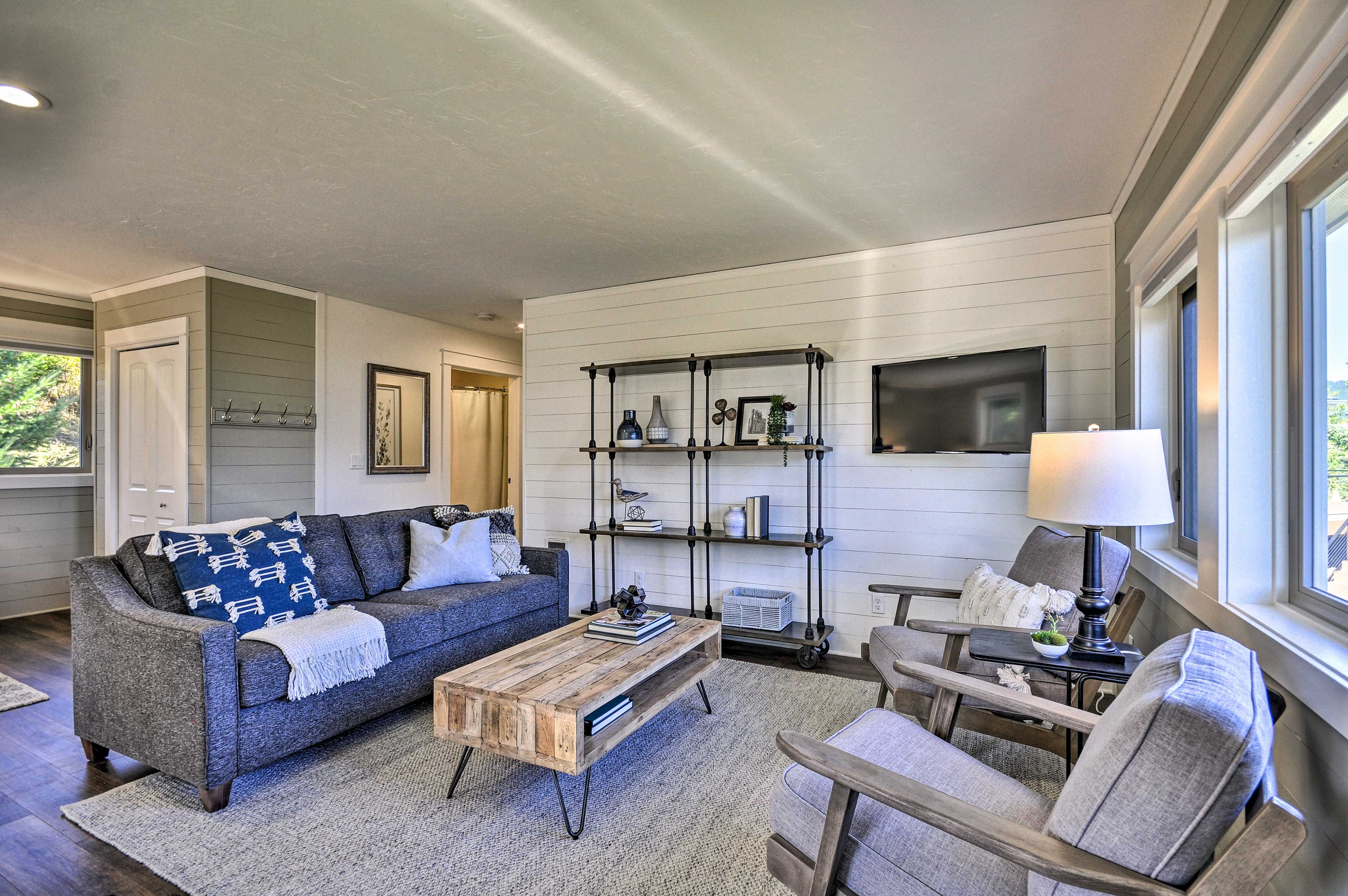 Living Room | Air Conditioning | Cable TV