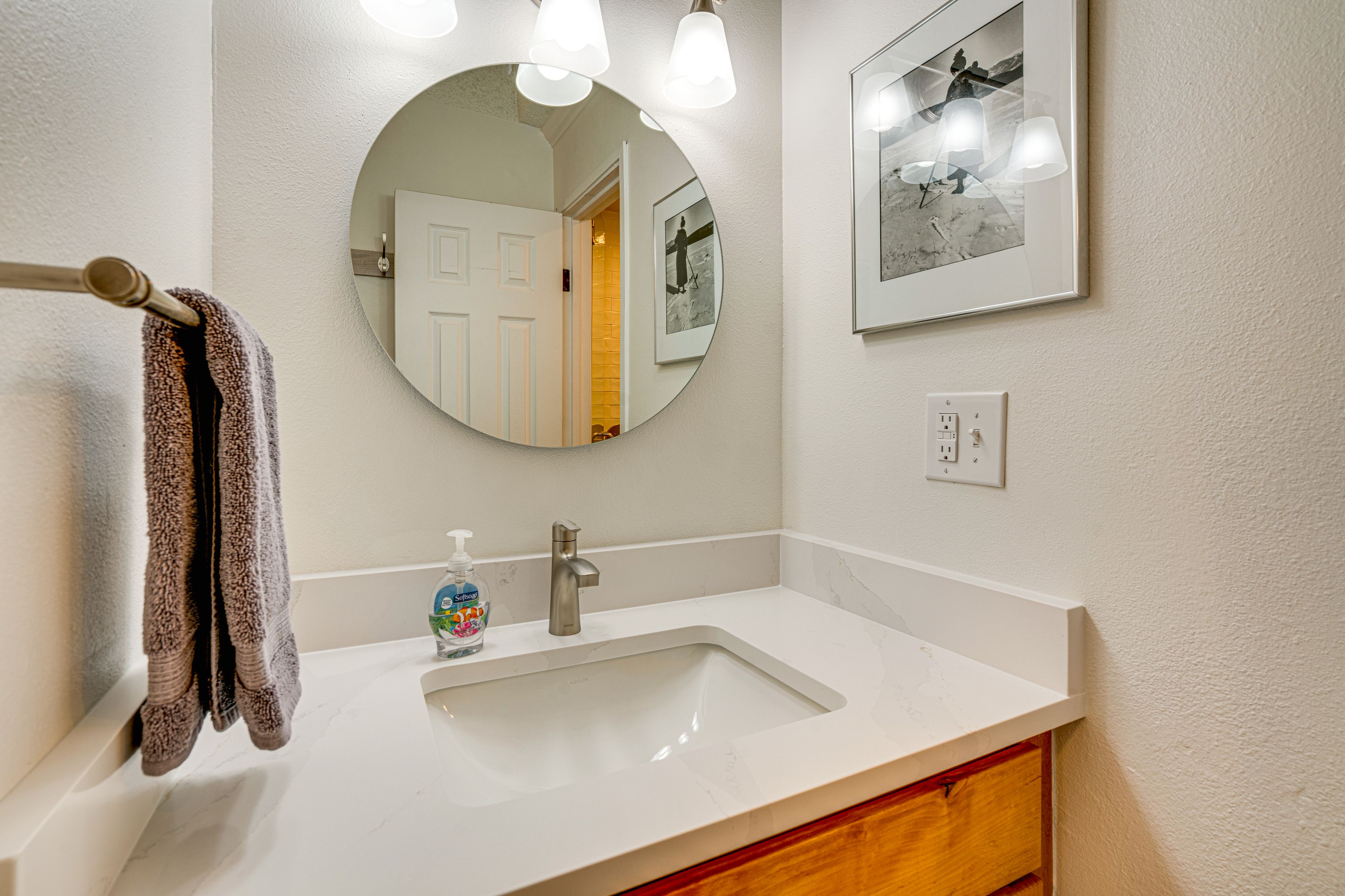 Full Bathroom | Shower | Towels & Linens Provided
