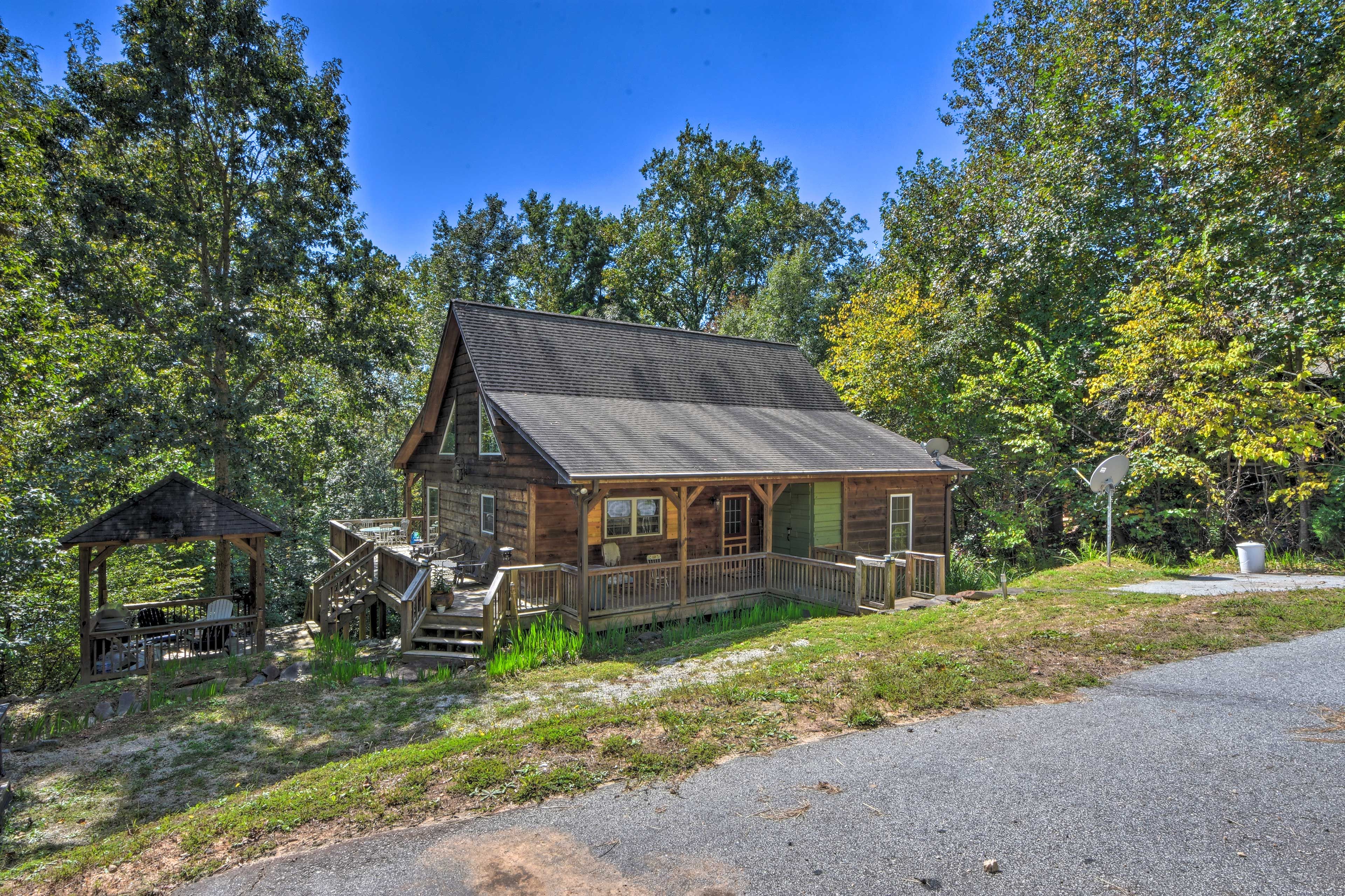 Cabin Exterior | Driveway Parking (4 vehicles)