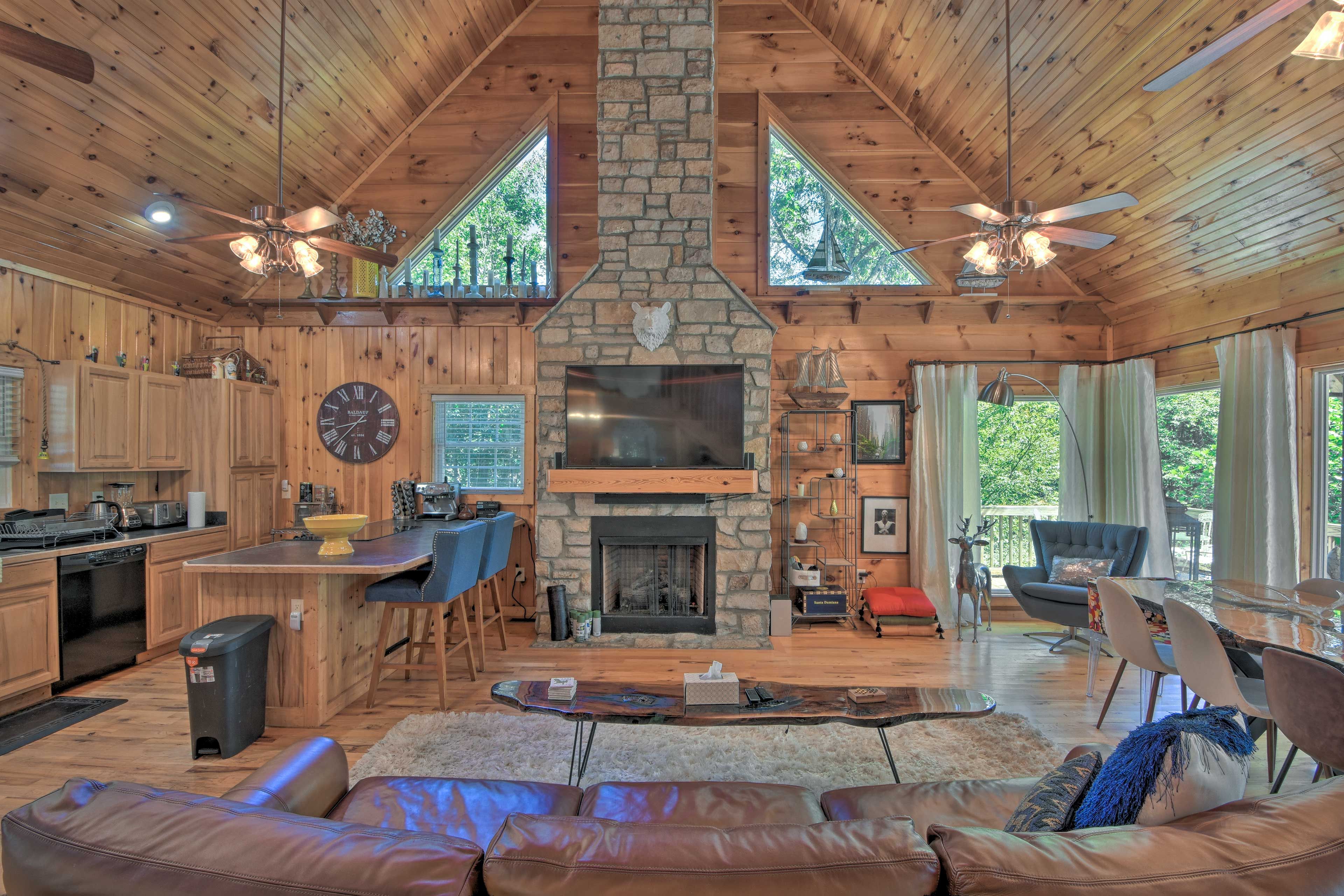 Living Room | Gas Fireplace | Smart TV w/ Satellite