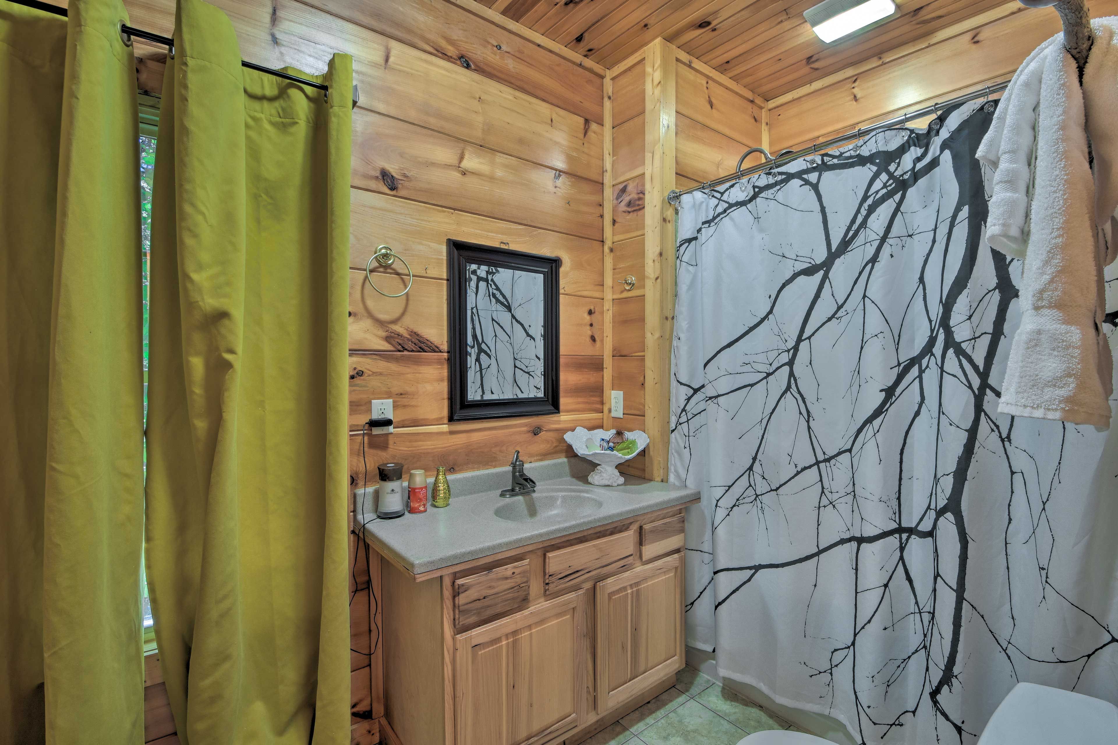 En-Suite Bathroom | Towels & Complimentary Toiletries Provided