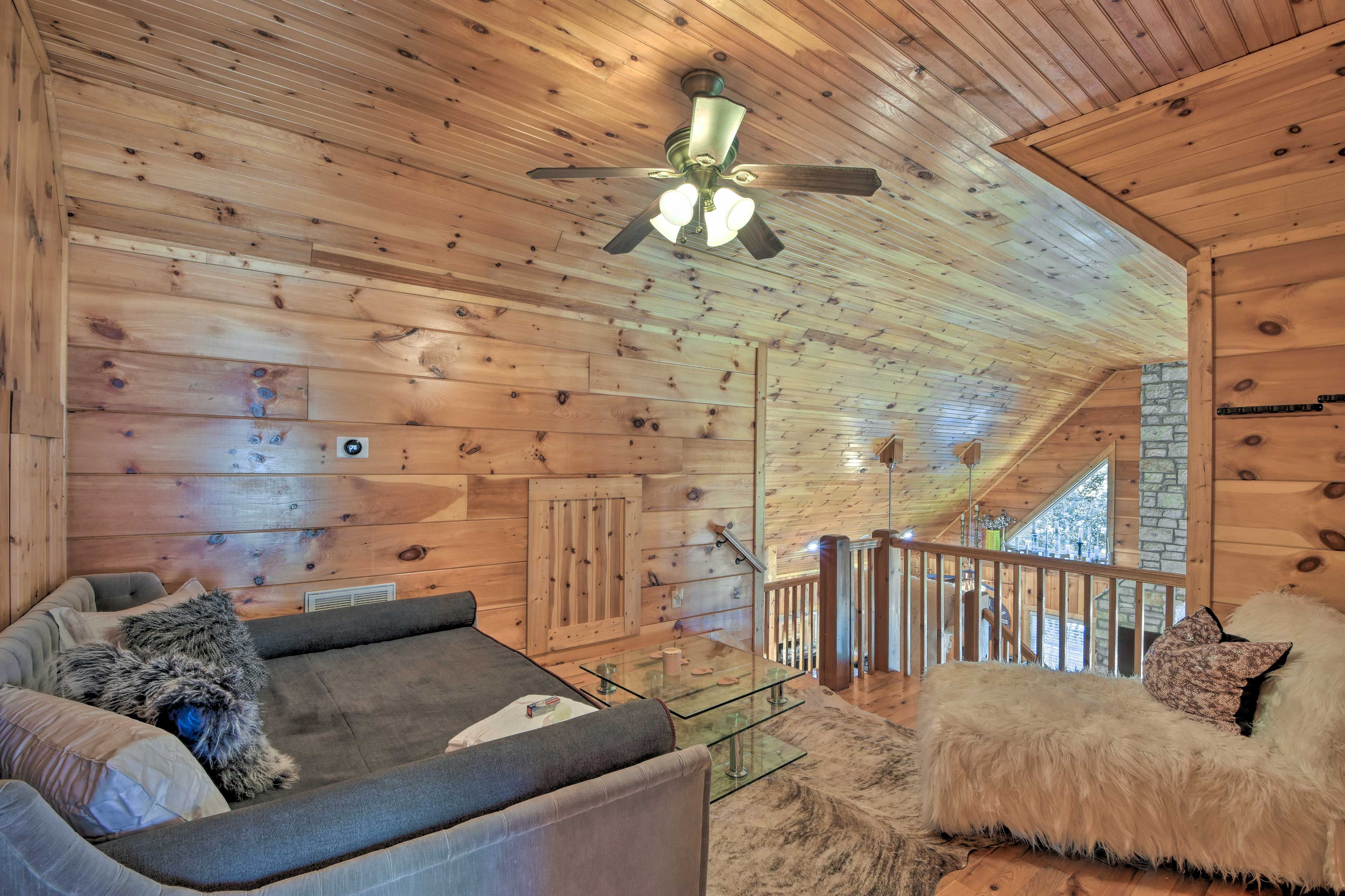 Loft | Queen Daybed| Stairs Required