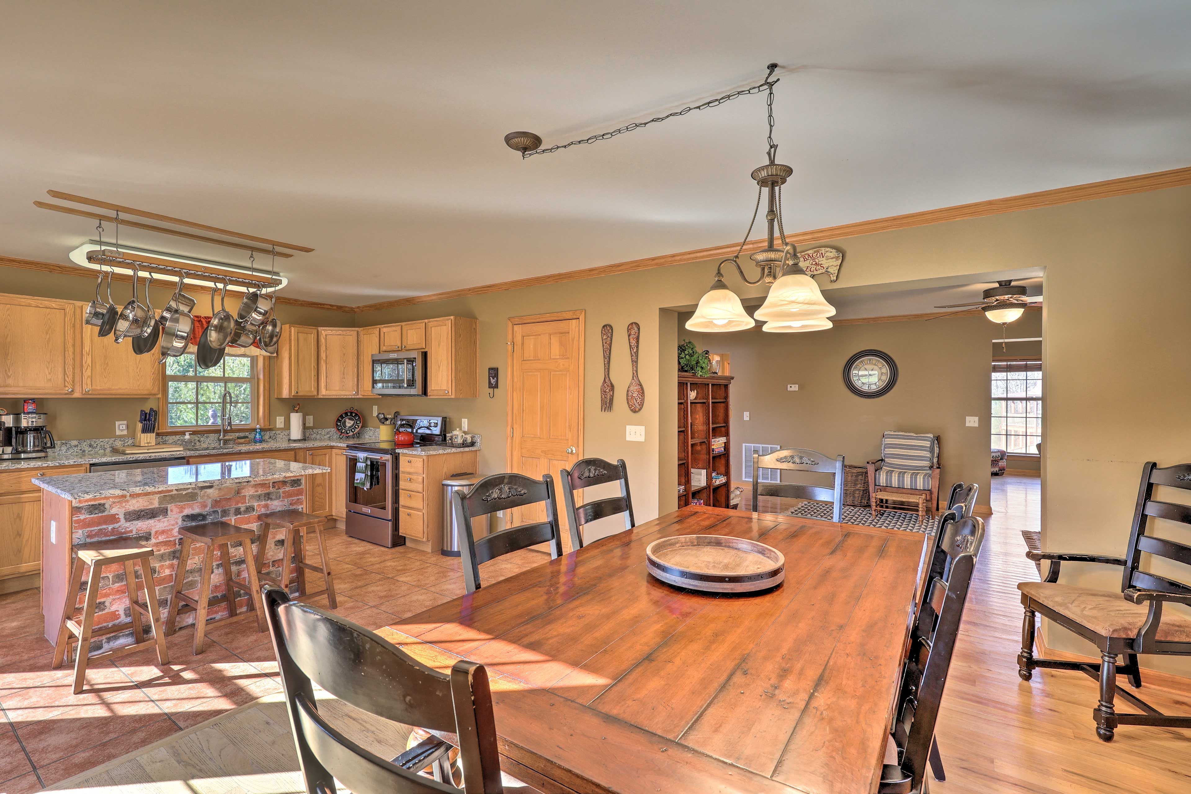 Dining Room | Seating for 8