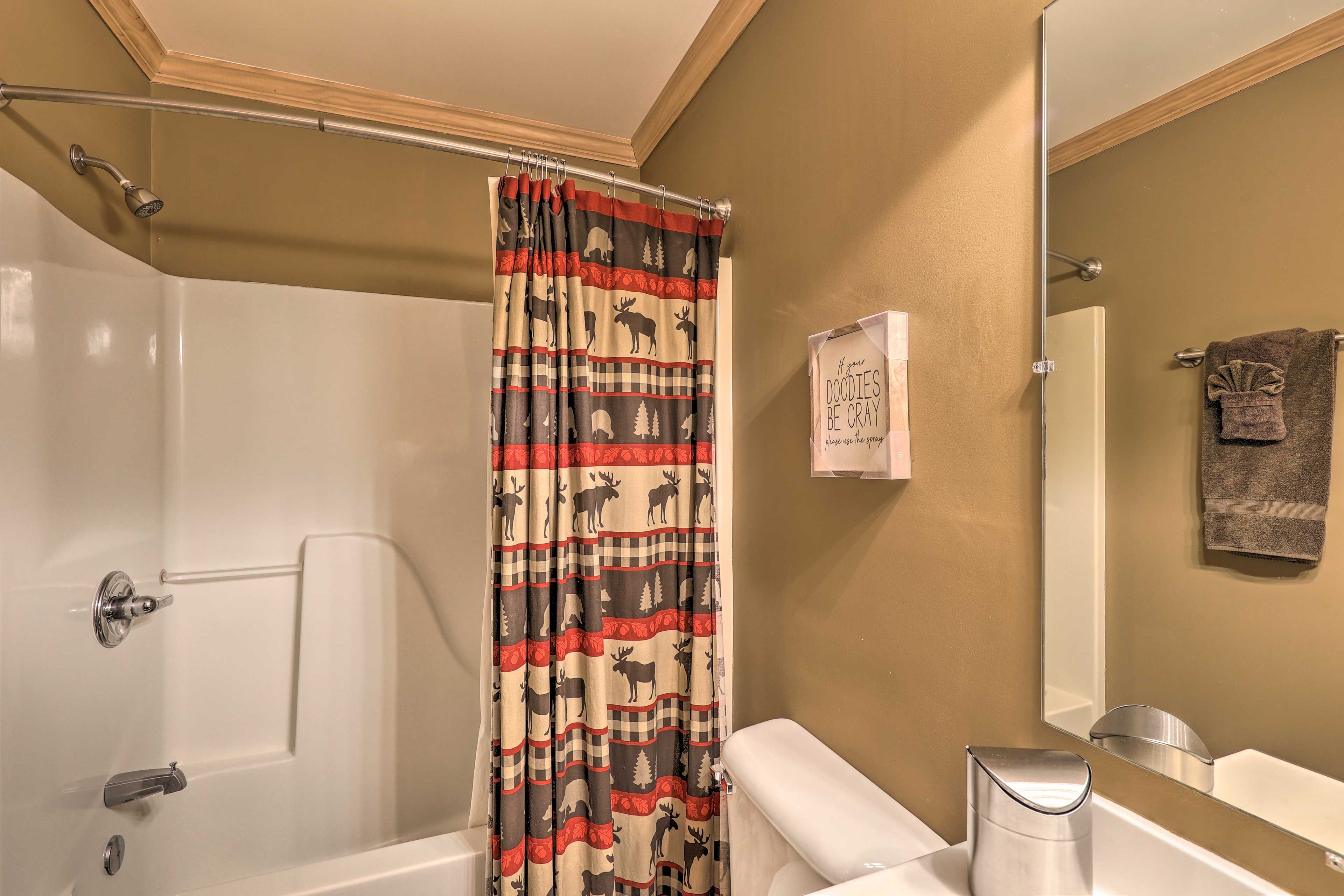 Full Bathroom | Towels Provided