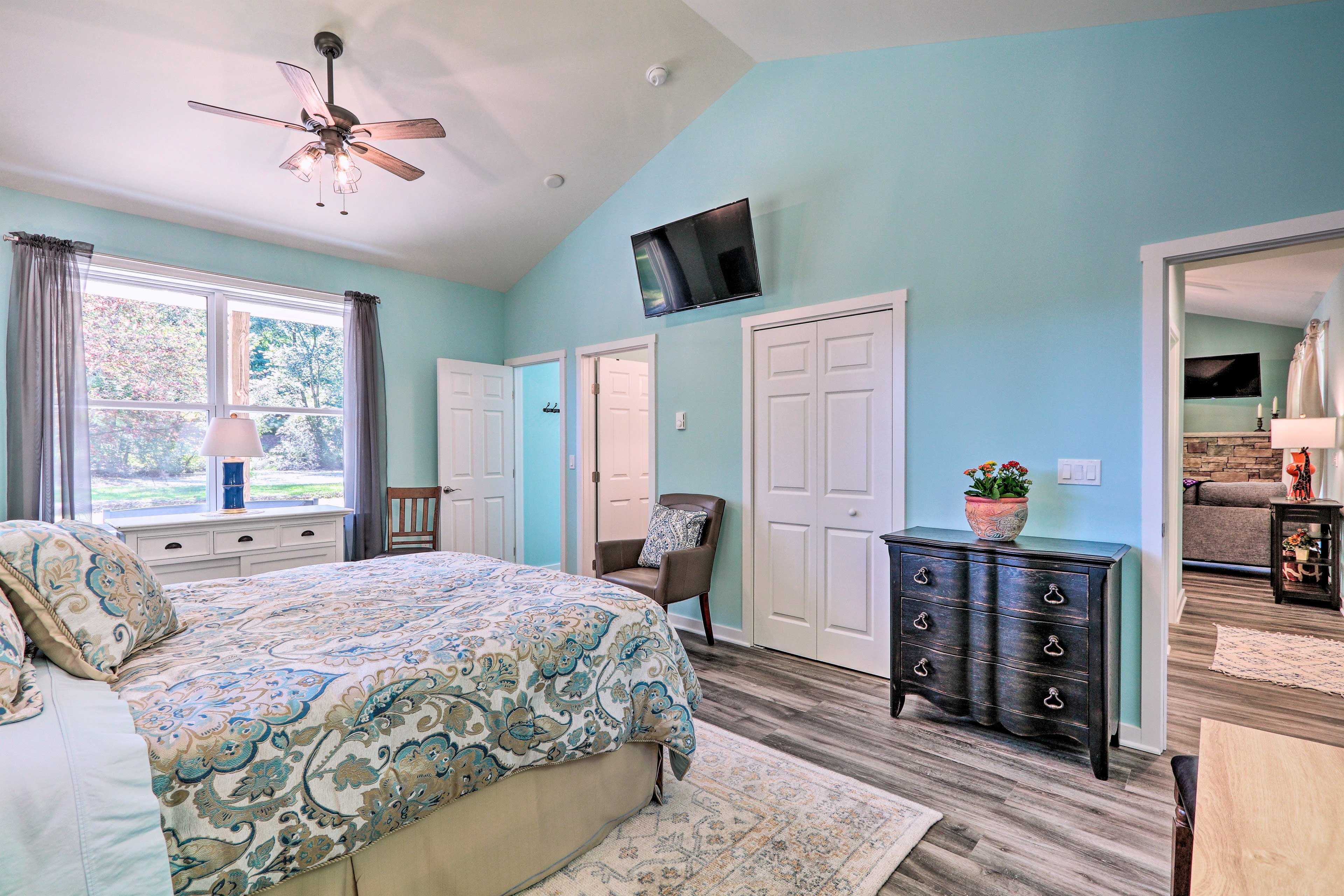 Bedroom | Flat-Screen Smart TV