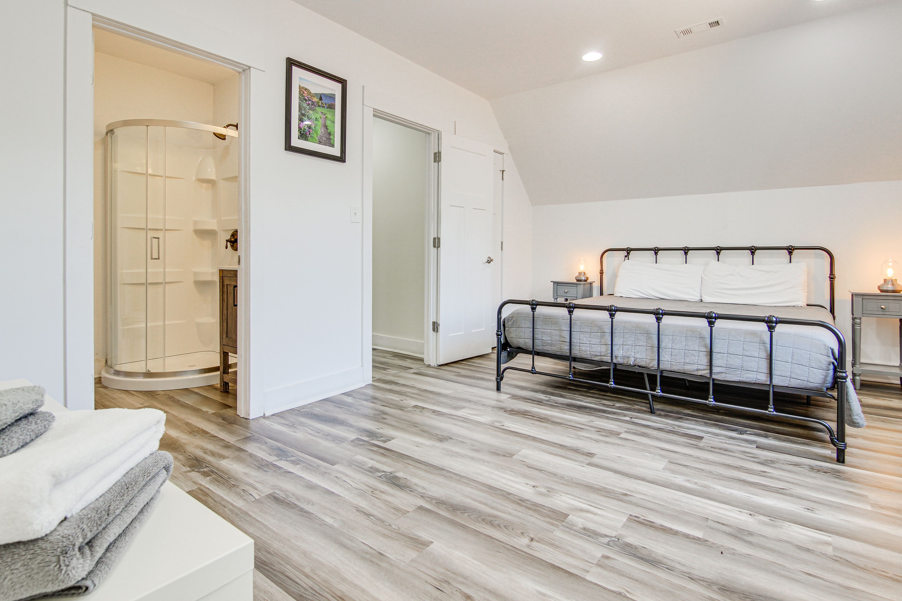 Bedroom 5 | King Bed
