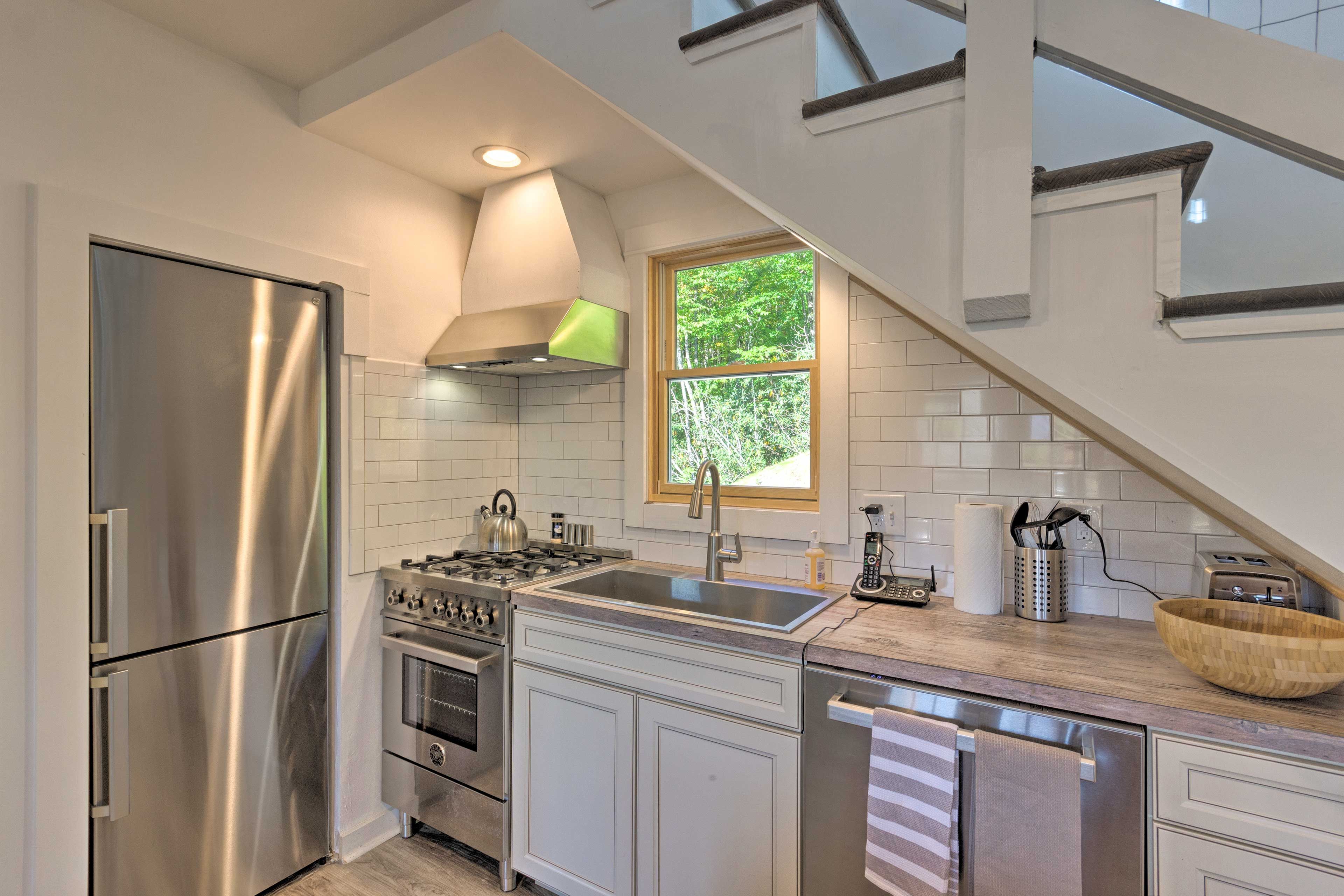 Kitchenette | Dishware/Flatware