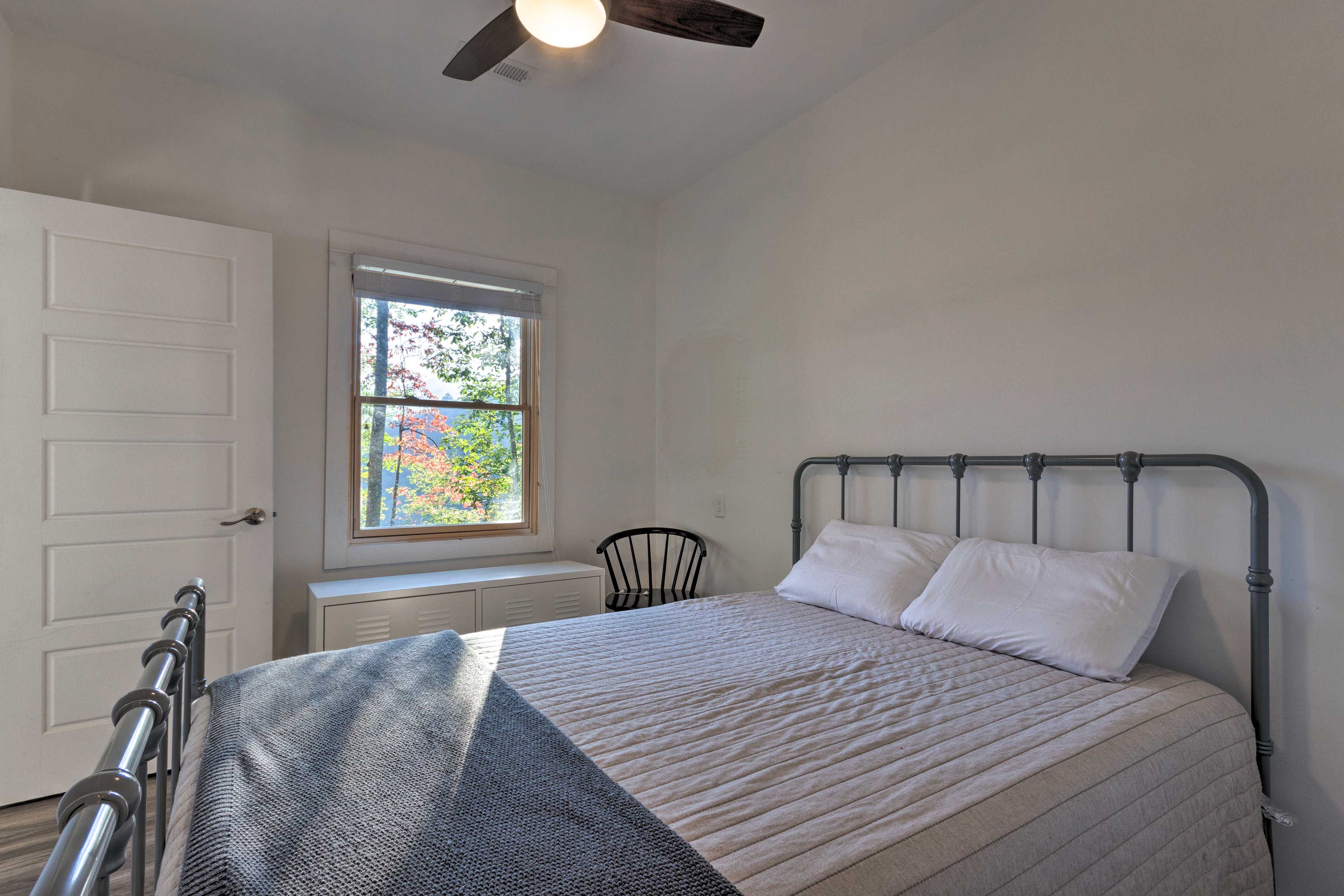 Bedroom 5 | Queen Bed | 1st Floor