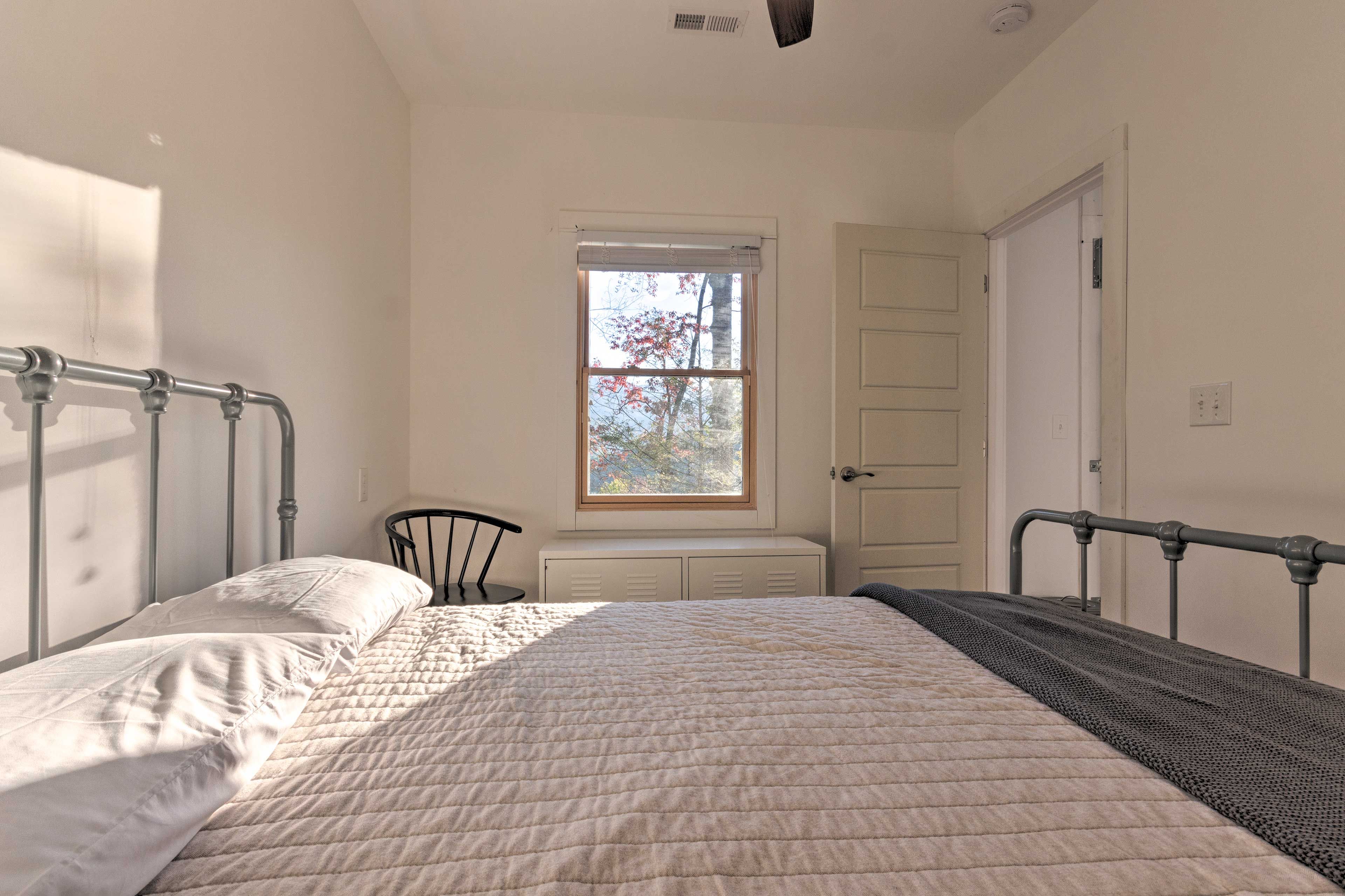Bedroom 6 | Queen Bed | First Floor