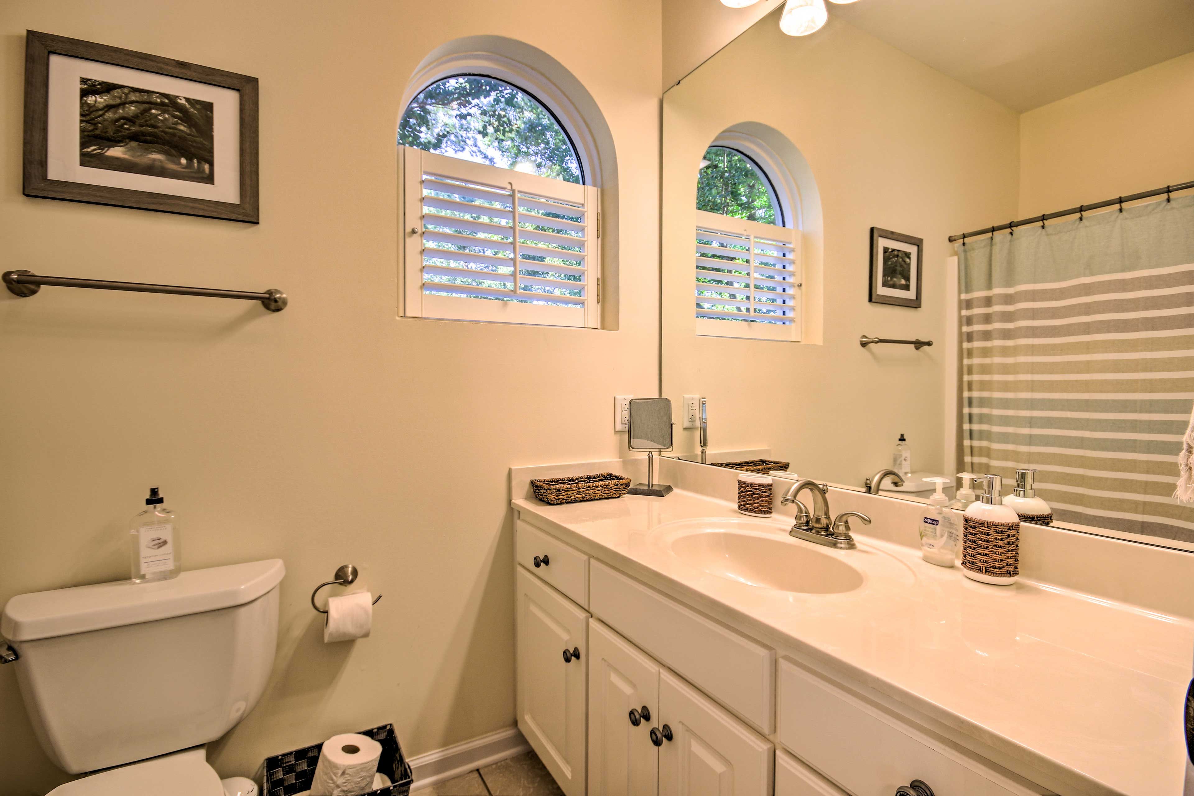 En-Suite Bathroom | Shower/Tub Combo with Handrails