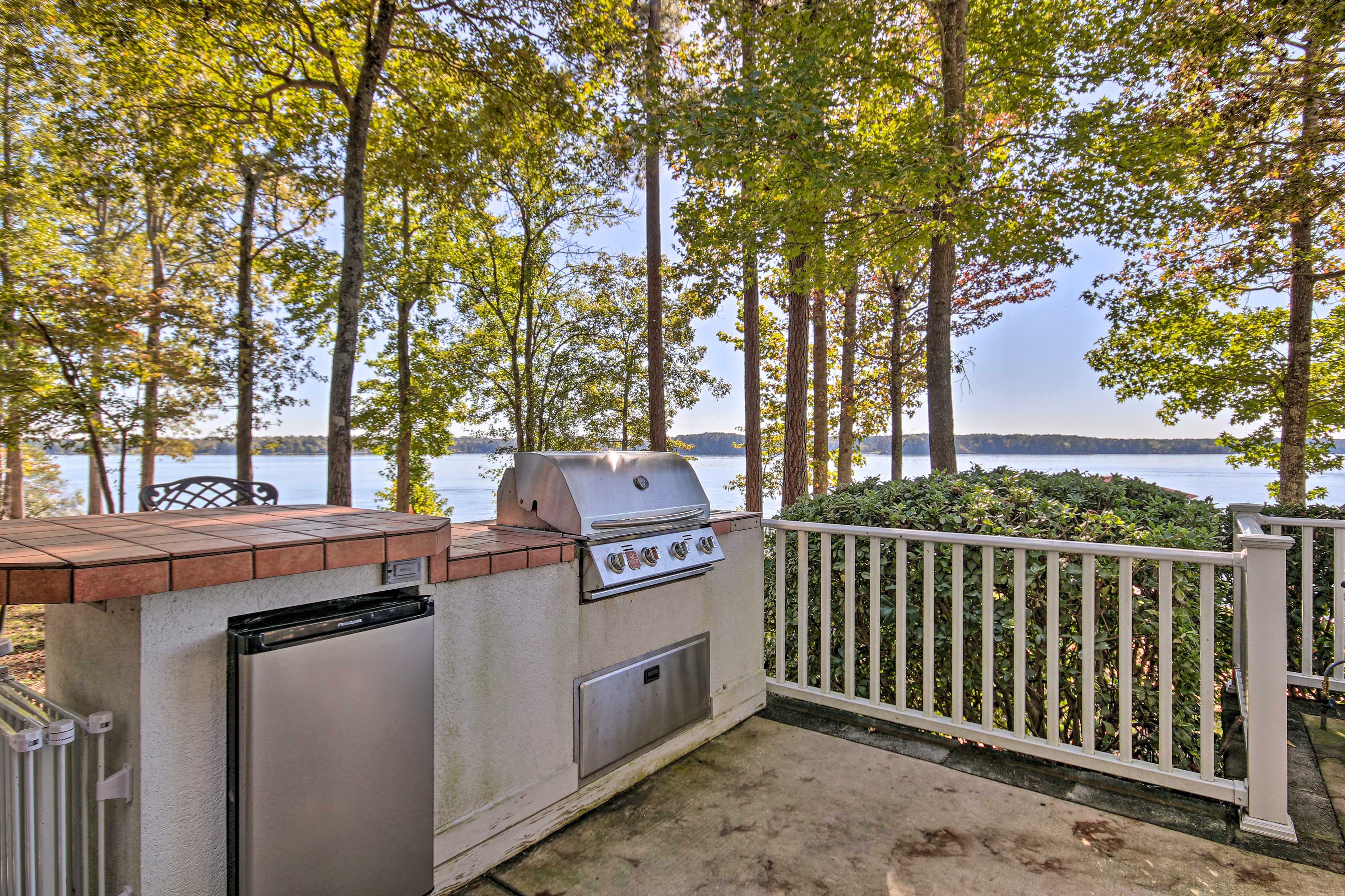 Outdoor Kitchen | Gas Grill | Mini-Fridge | Barstool Seating
