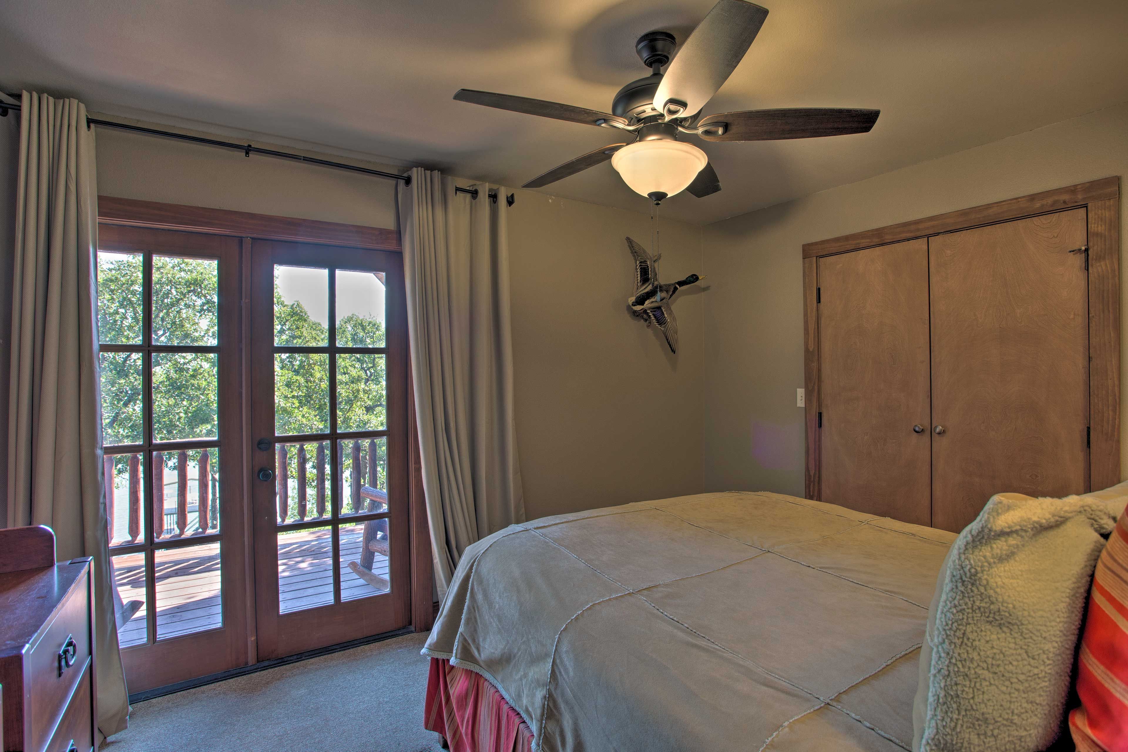 Master Bedroom | Queen Bed