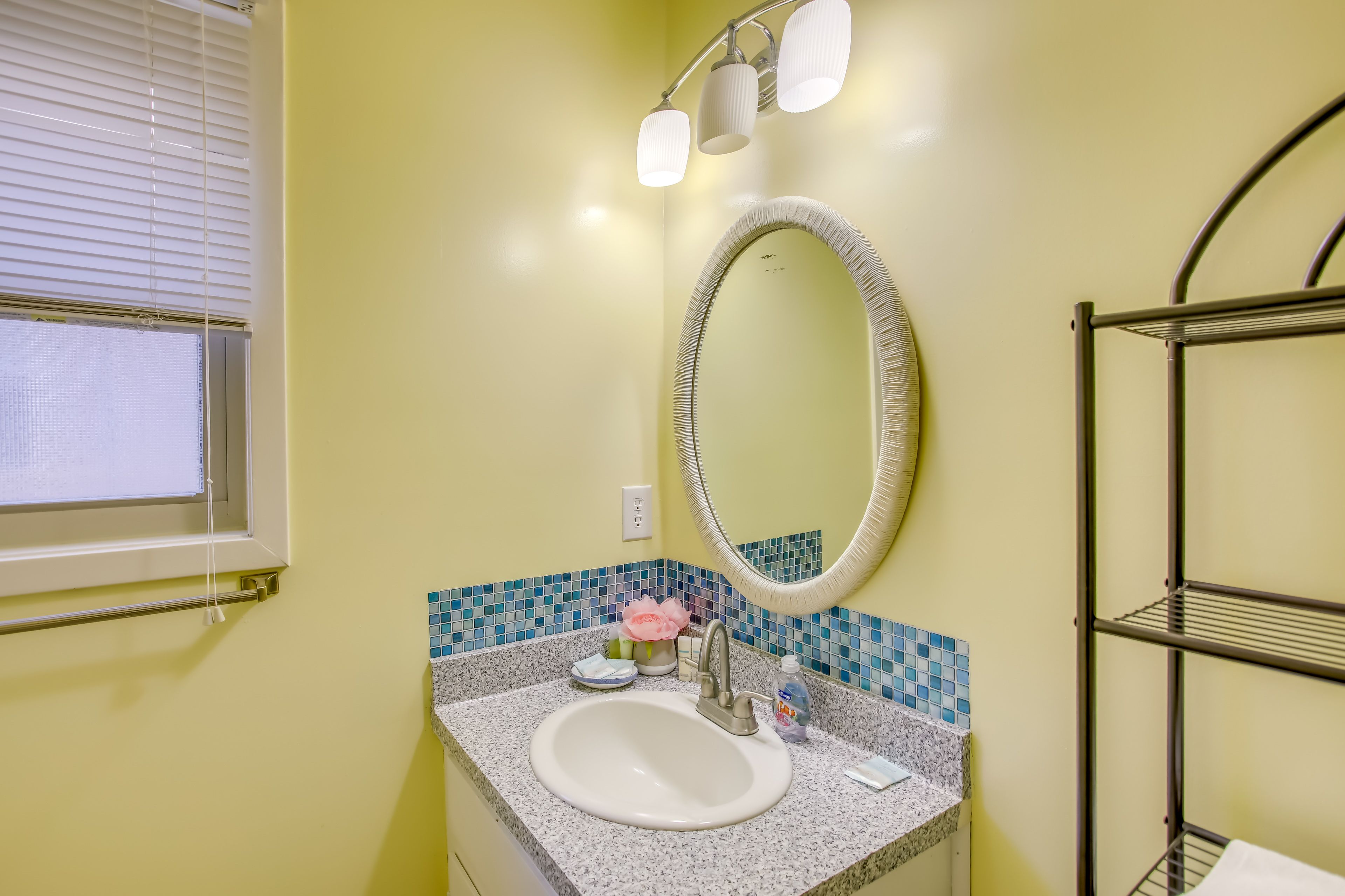 Full Bathroom | Complimentary Toiletries