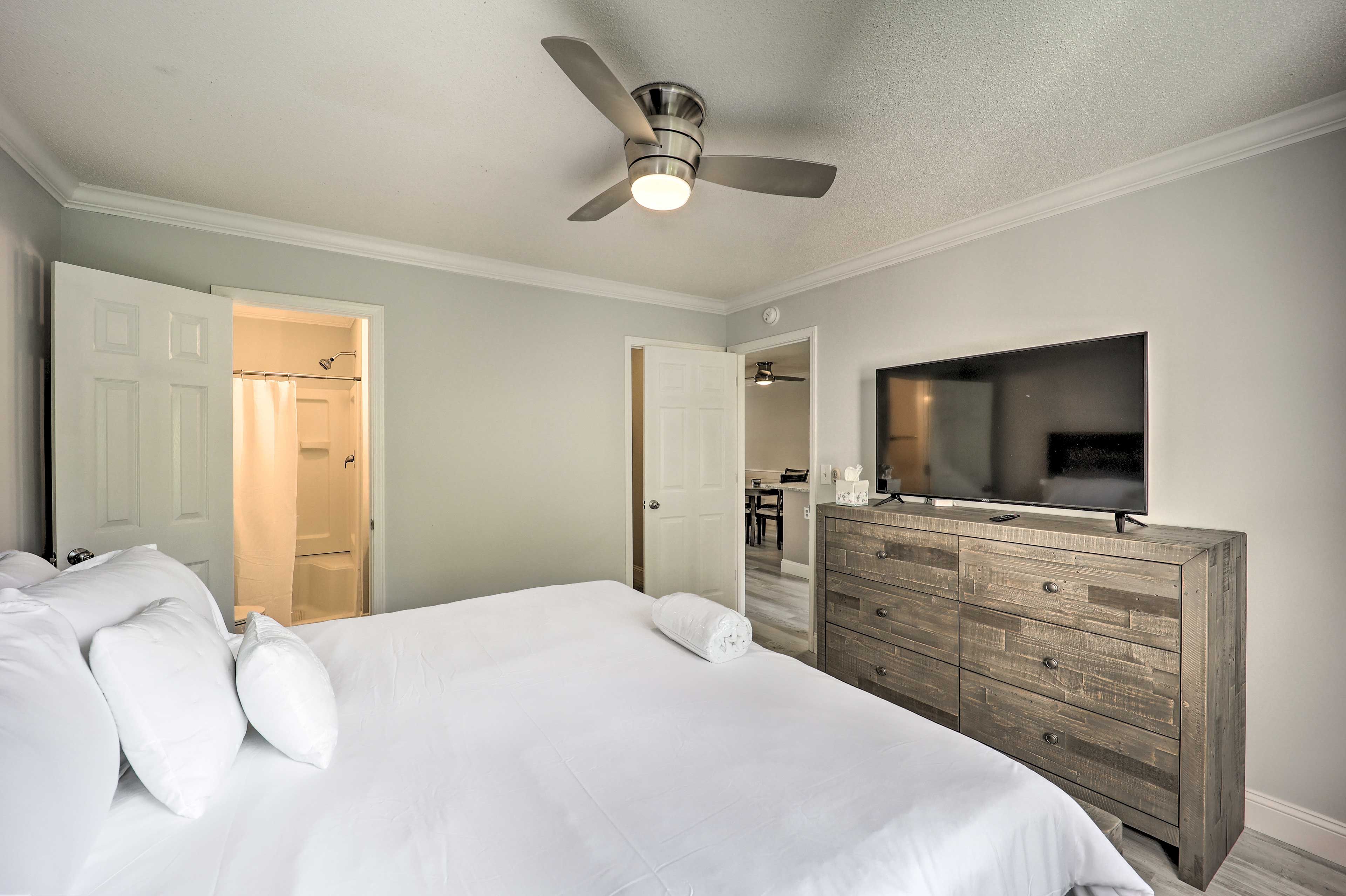 Primary Bedroom | Smart TV