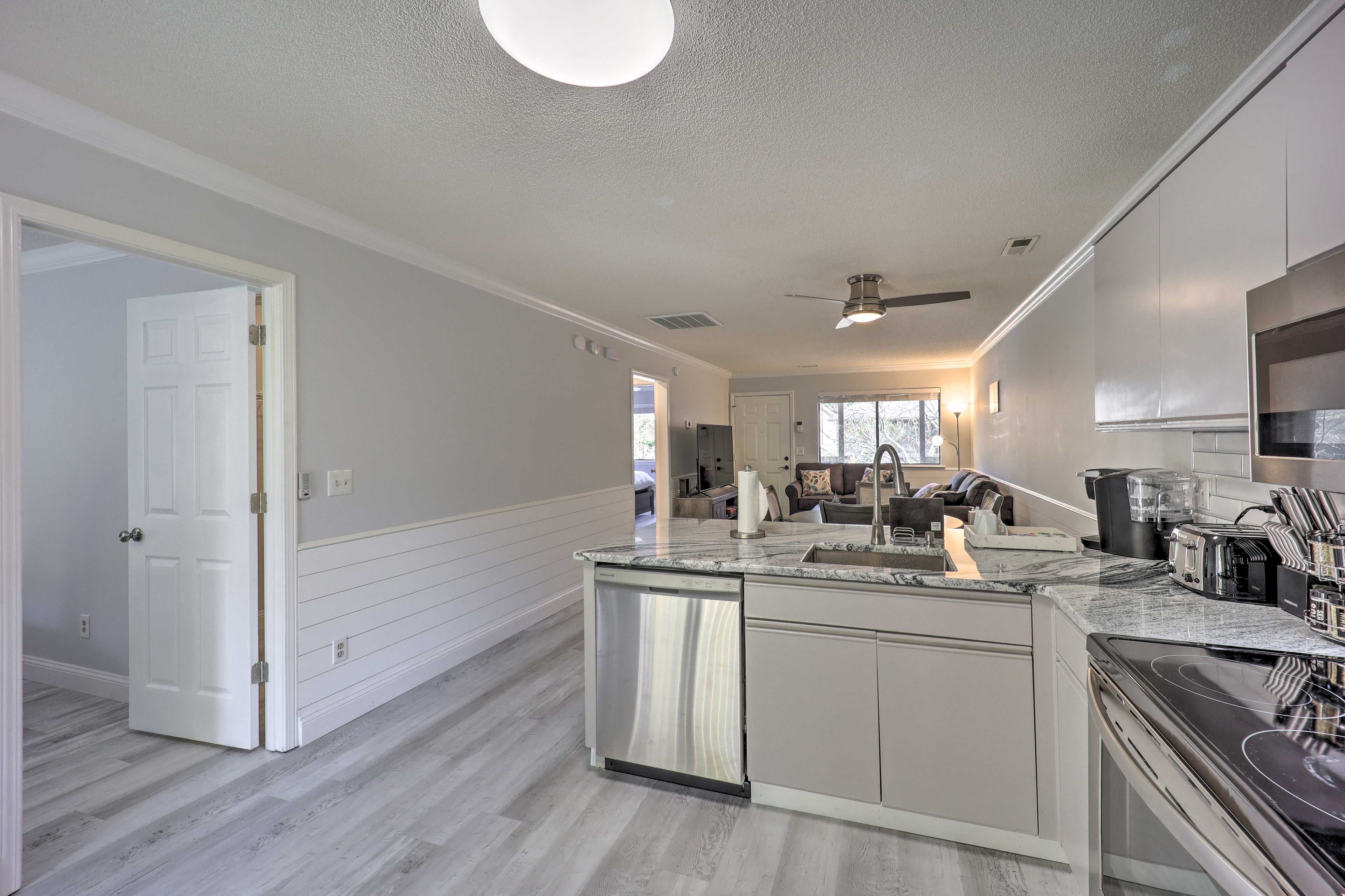 Fully Equipped Kitchen | Trash Bags/Paper Towels Provided