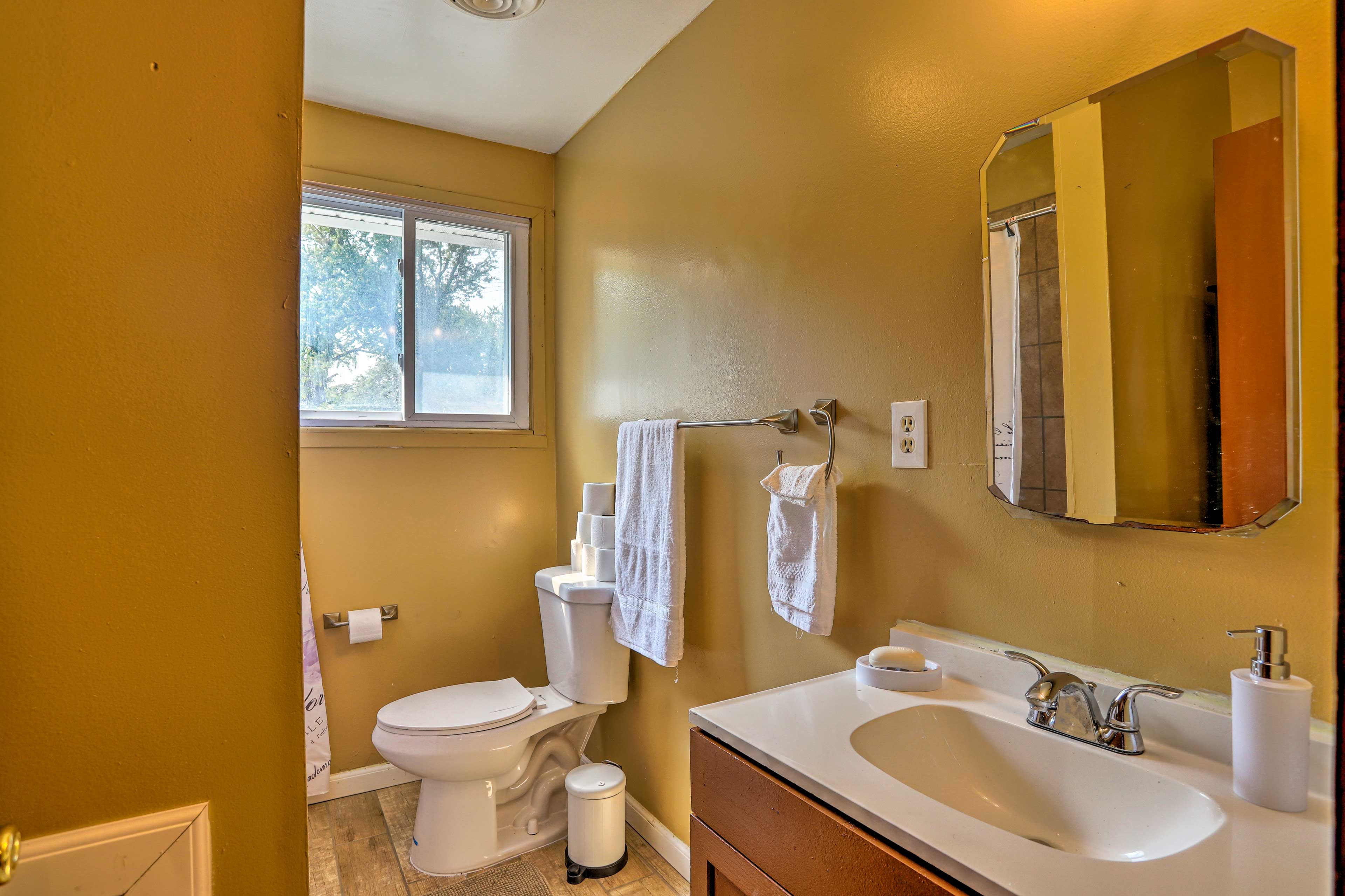 Full Bathroom | Complimentary Toiletries | Shower/Tub Combo