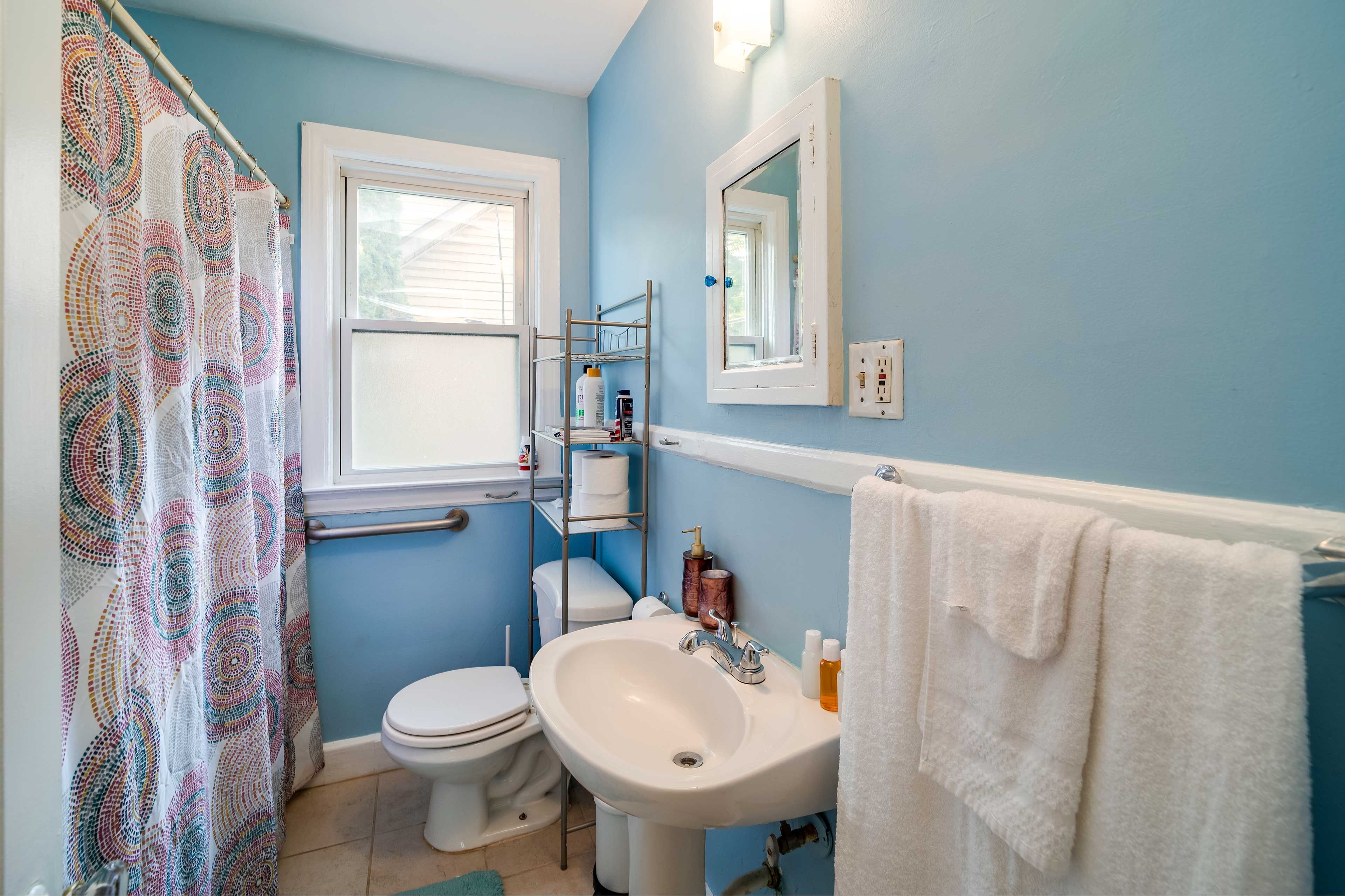 Full Bathroom | Towels & Linens Provided | Complimentary Toiletries
