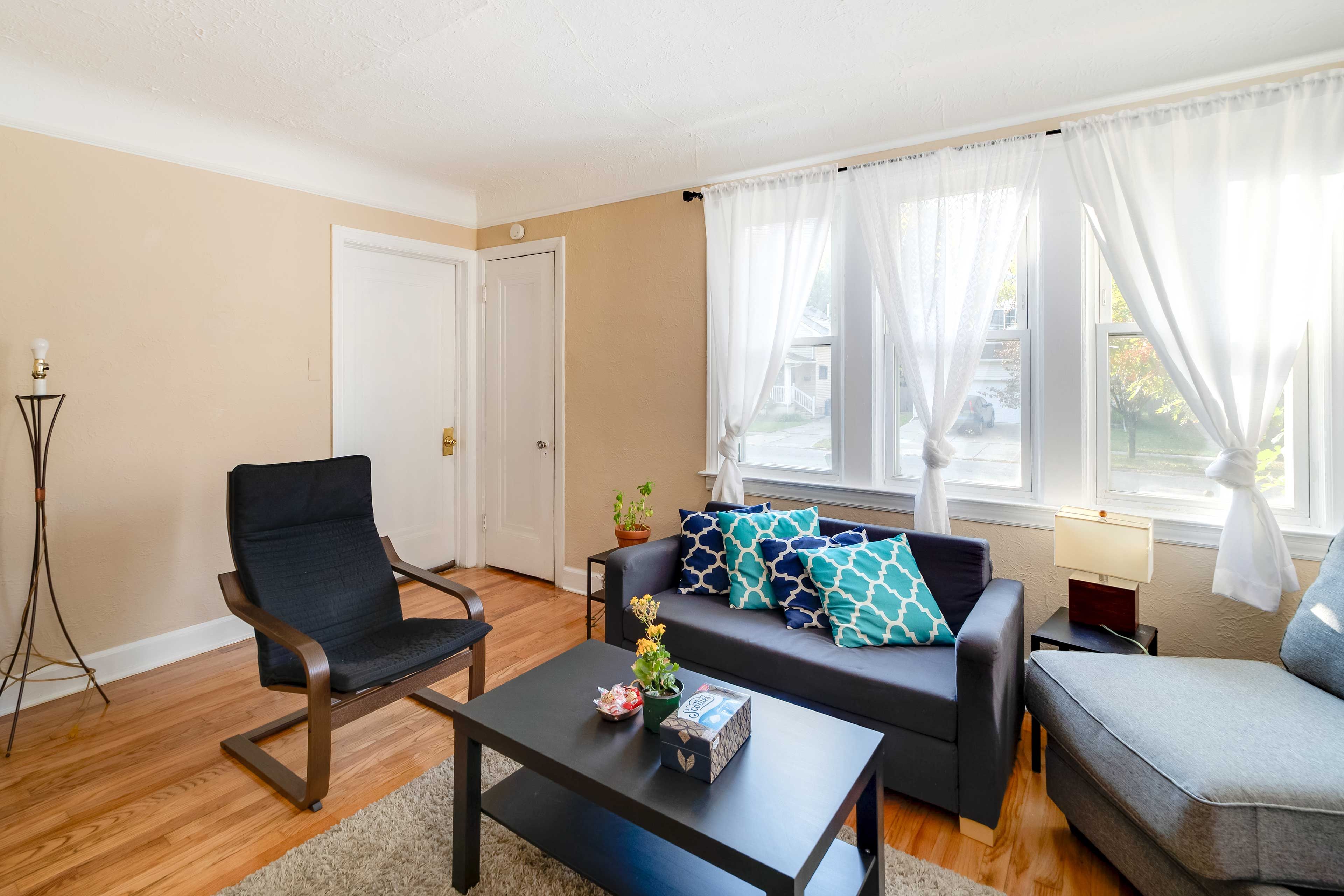 Living Room | Free WiFi | Central Air Conditioning/Heat | Smart TV