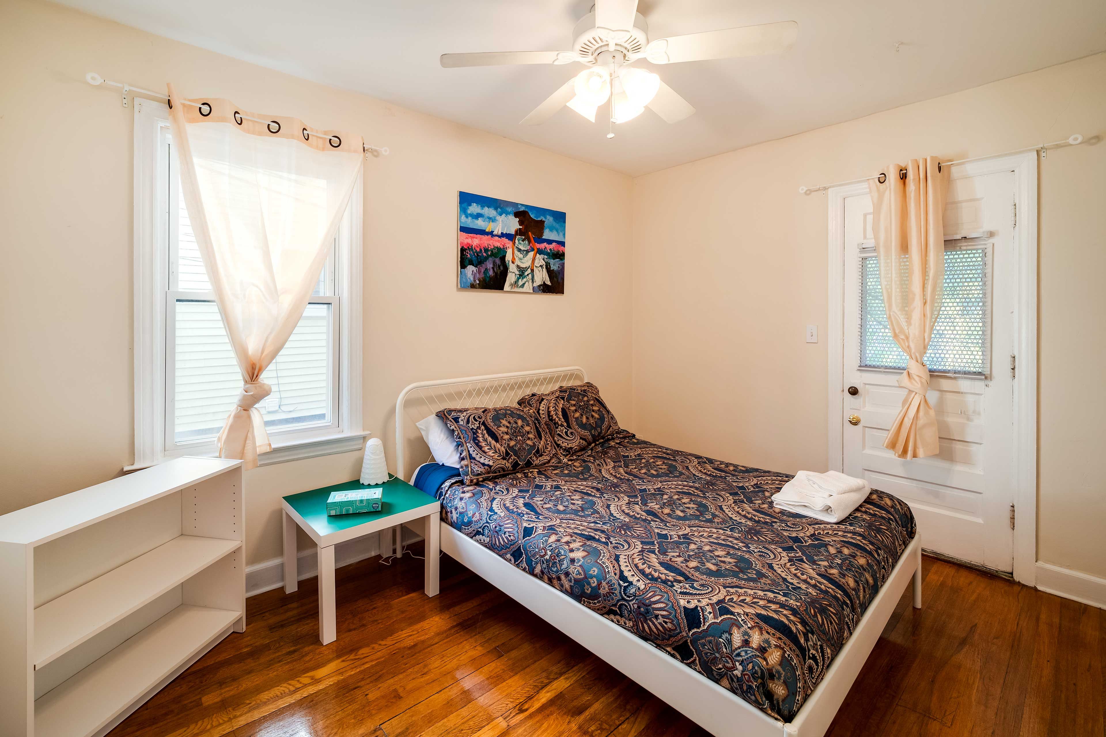 Bedroom 1 | Queen Bed