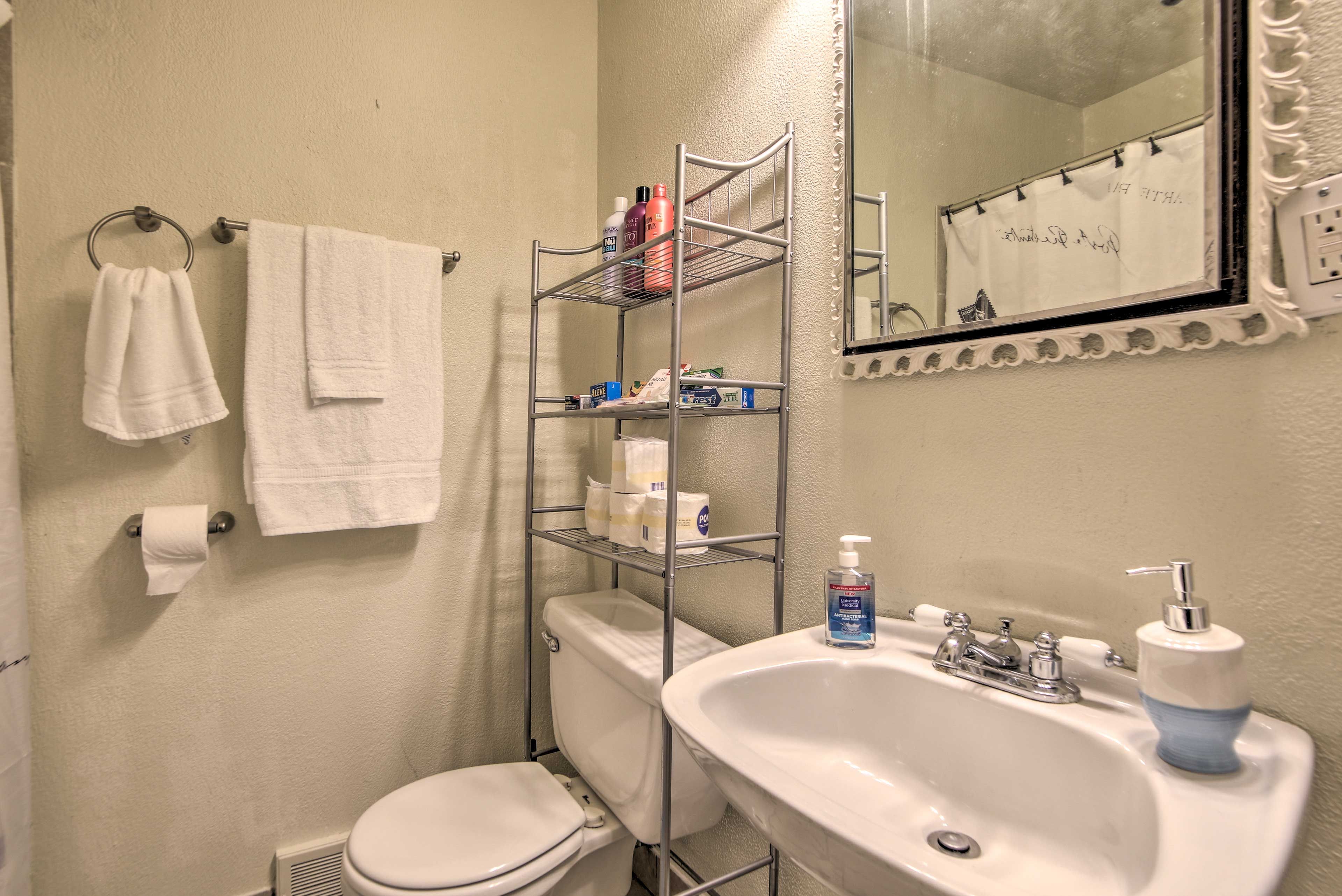 Full Bathroom | Towels Provided | Complimentary Toiletries