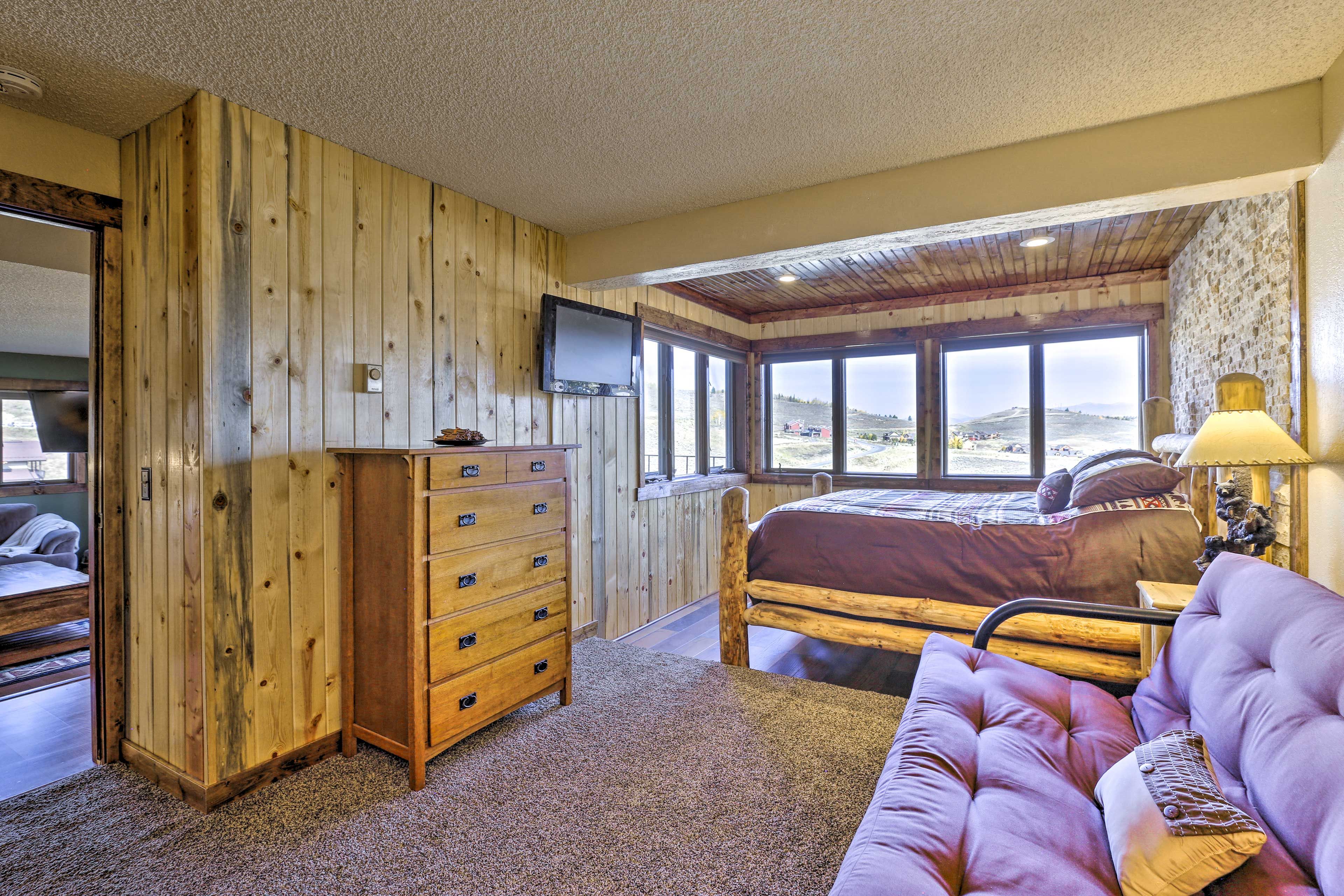 Bedroom 1 | Queen Bed | Full Futon | Cable TV | En-Suite Bathroom
