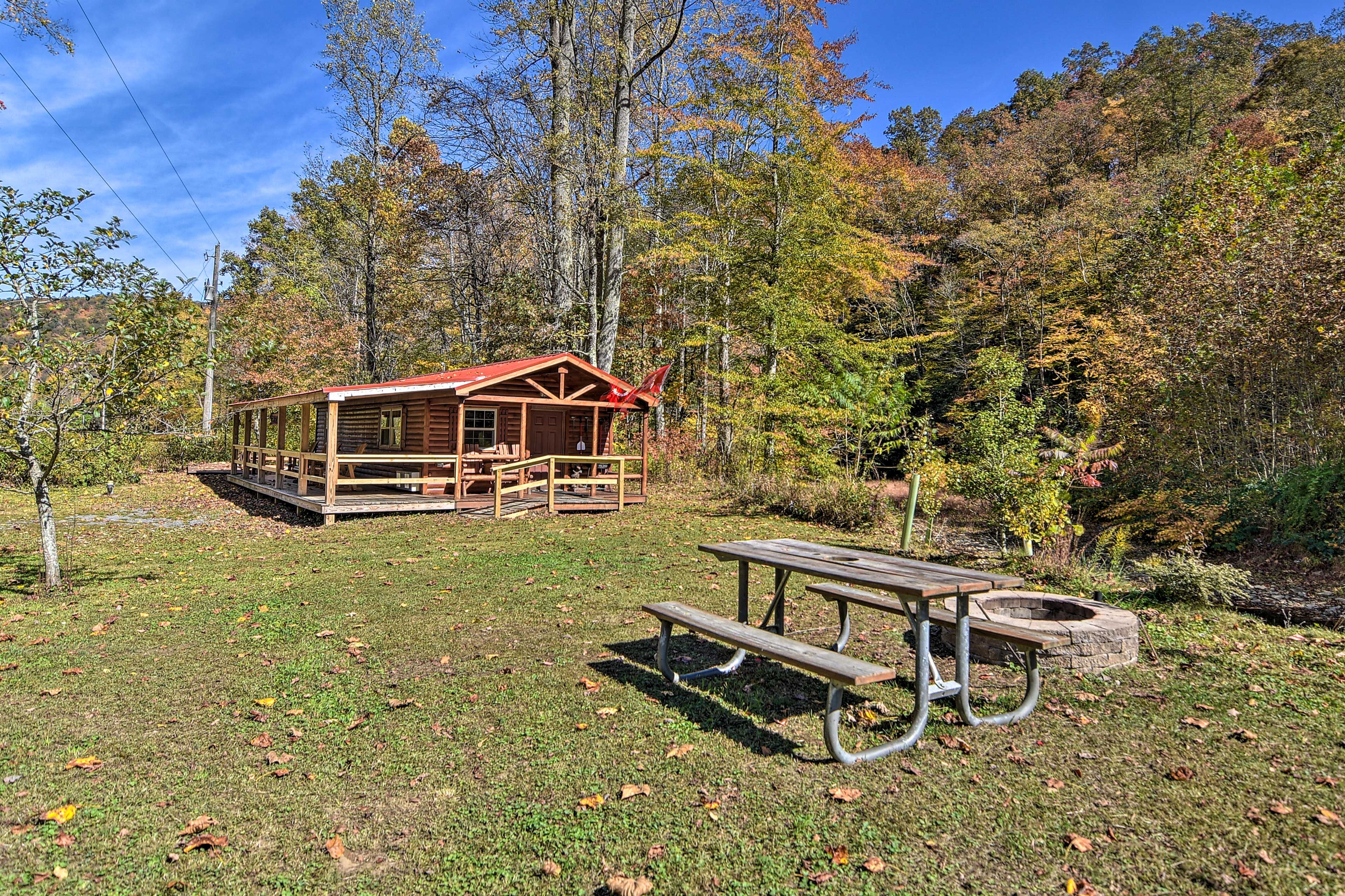 Backyard | Fire Pit | Outdoor Dining Table