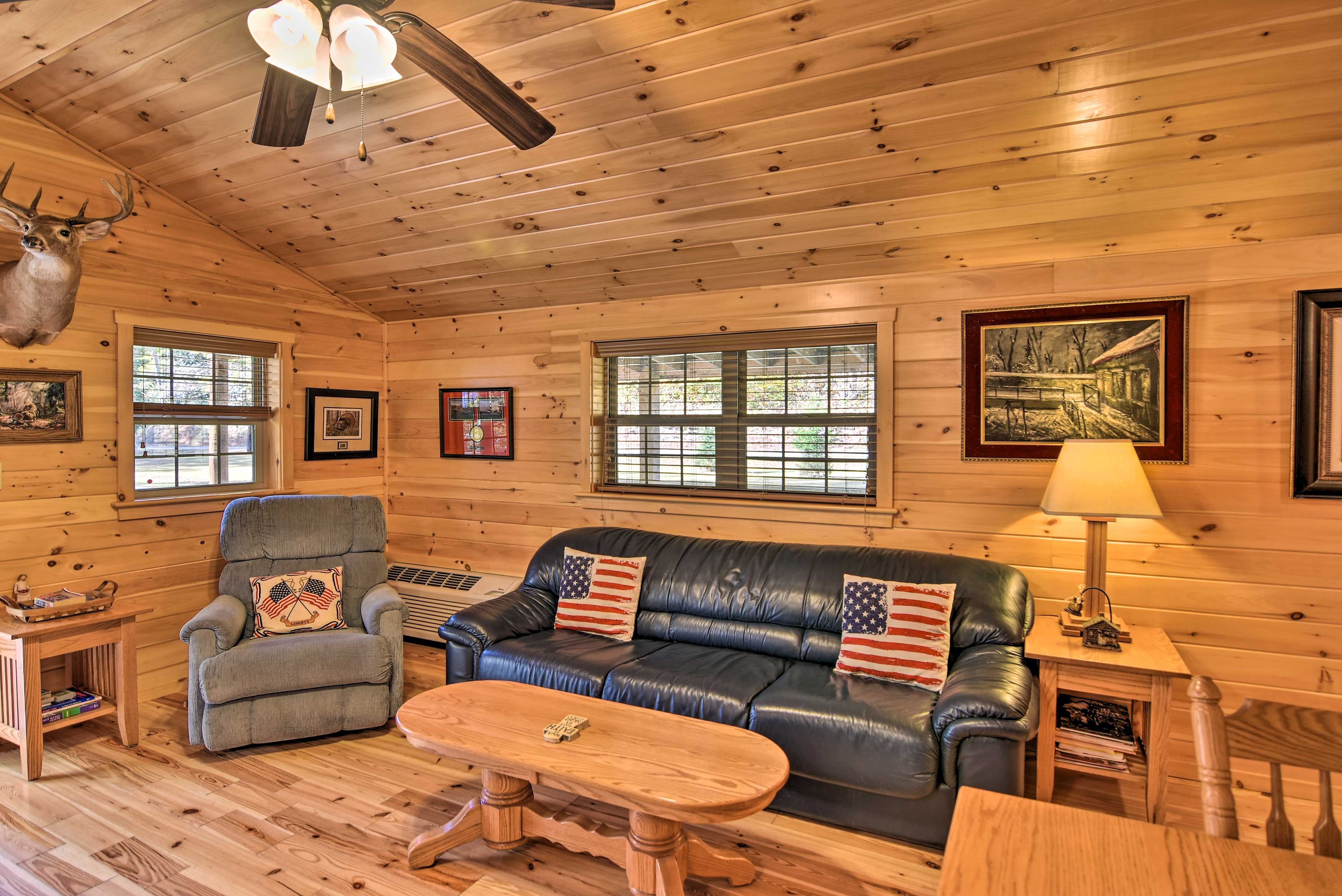 Living Room | Air Conditioning | Books | Flat-Screen Smart TV