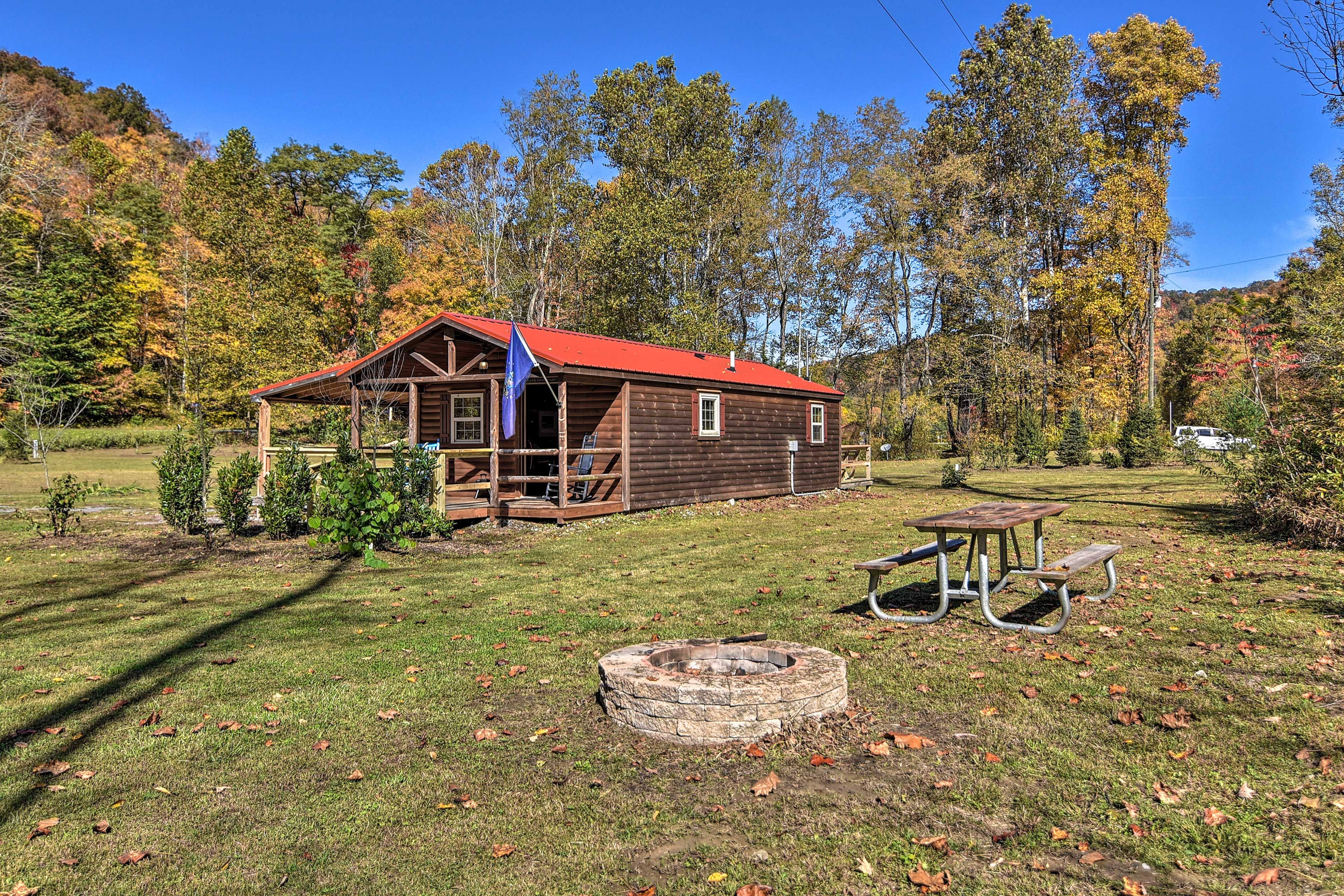 Private Yard | Fire Pit | Picnic Table