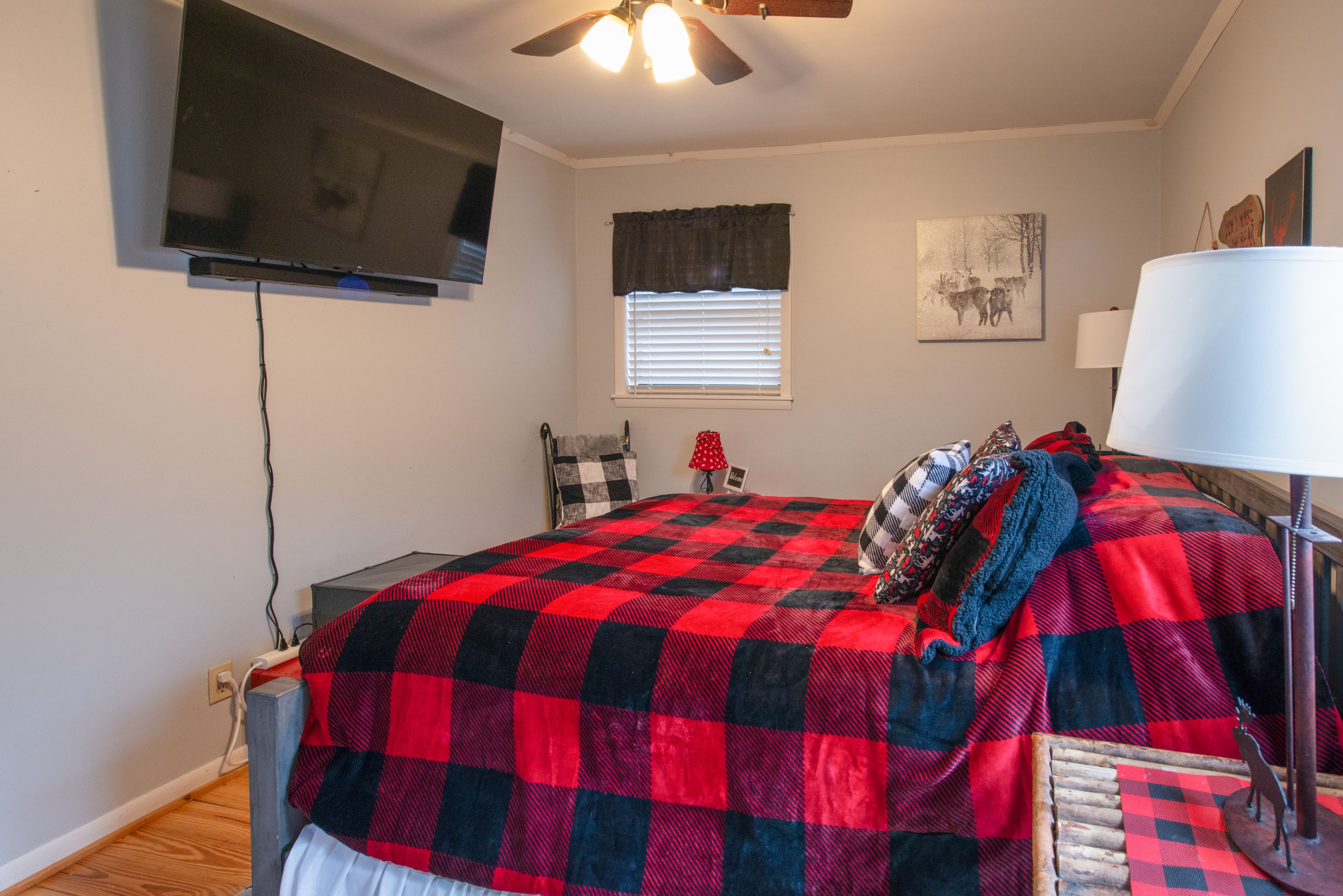 Bedroom 1 | Queen Bed