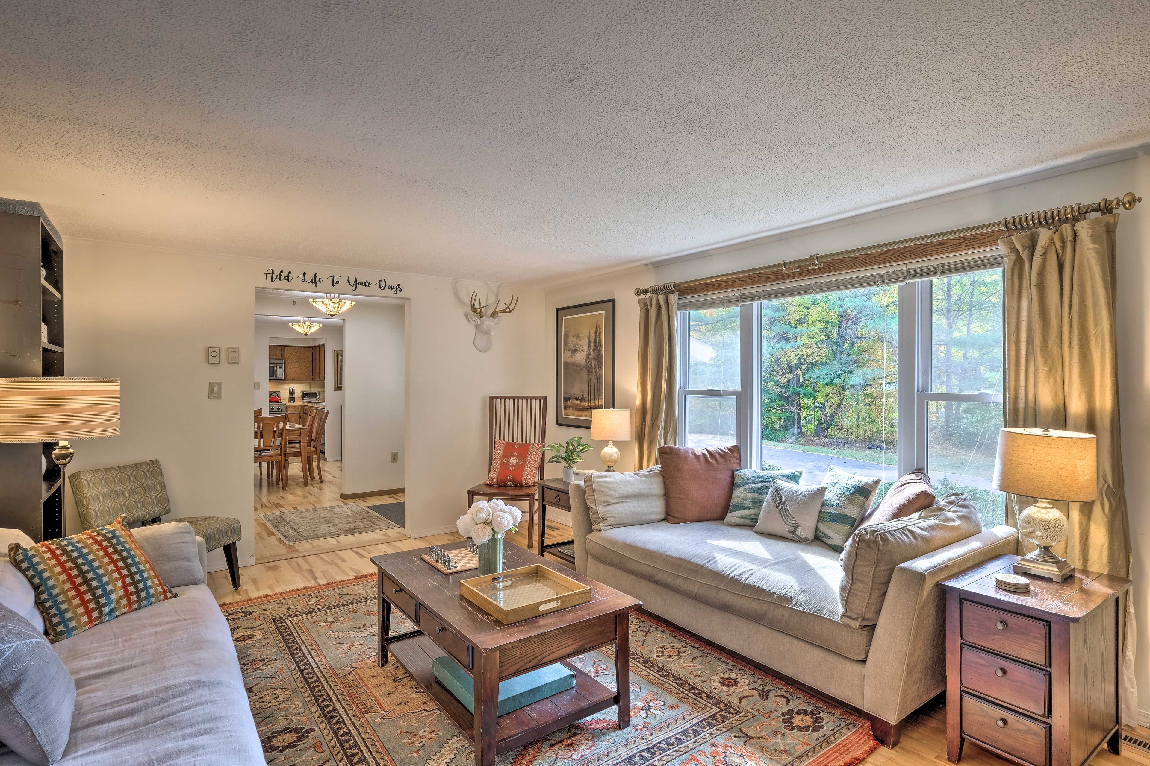 Living Room | Central Air Conditioning/Heat | Free WiFi