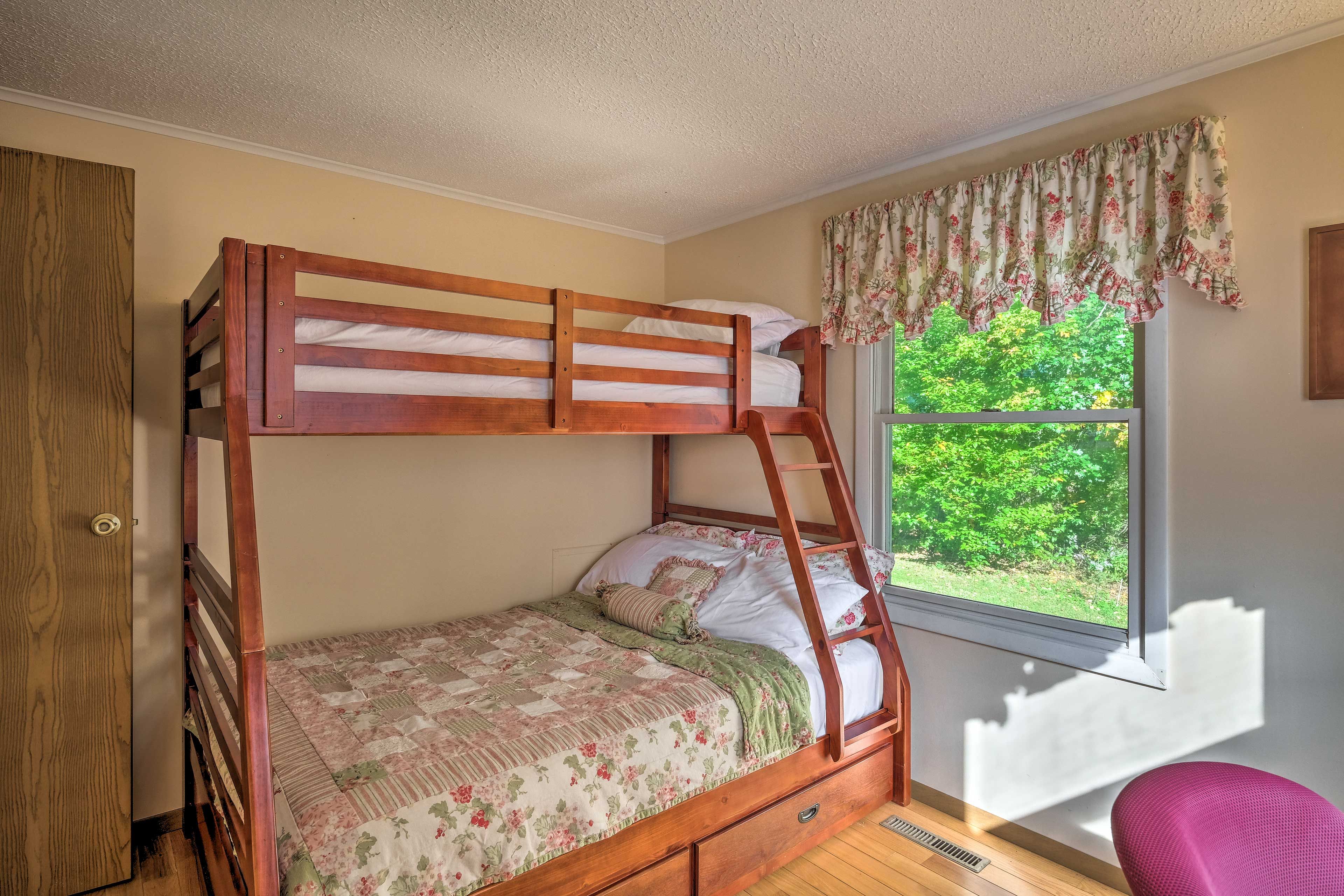 Bedroom 3 | Twin/Full Bunk Bed w/ Twin Trundle Bed