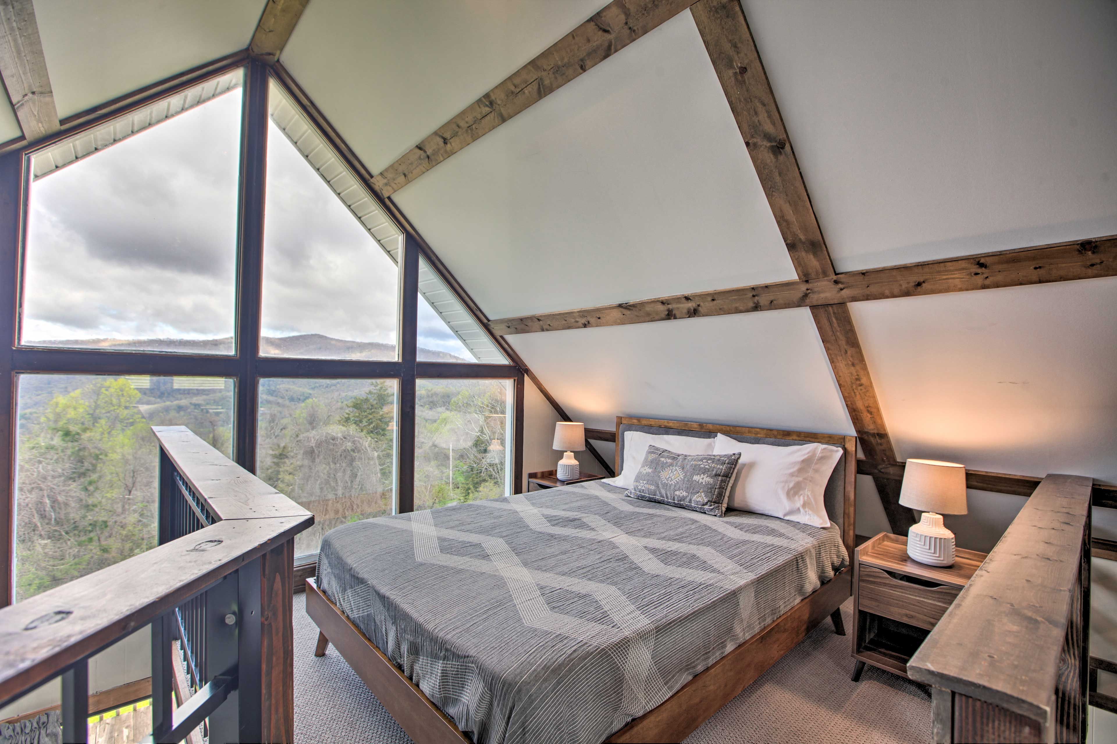 Bedroom (Loft) | Queen Bed