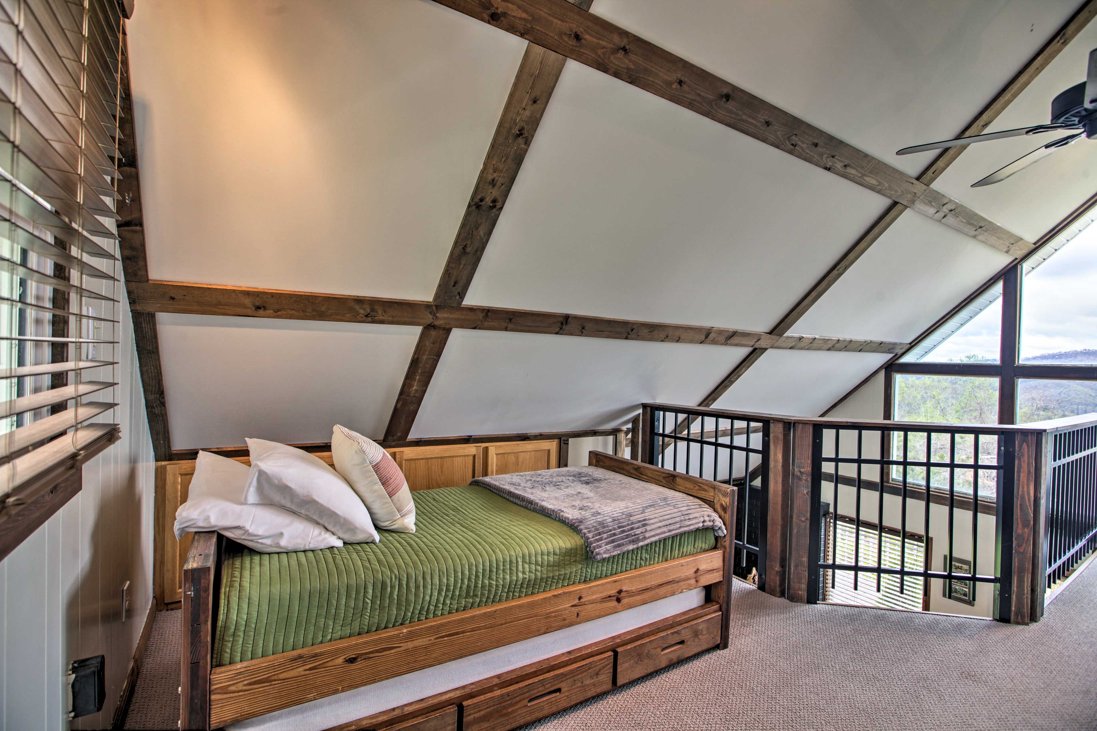Bedroom (Loft) | Stunning Mountain Views
