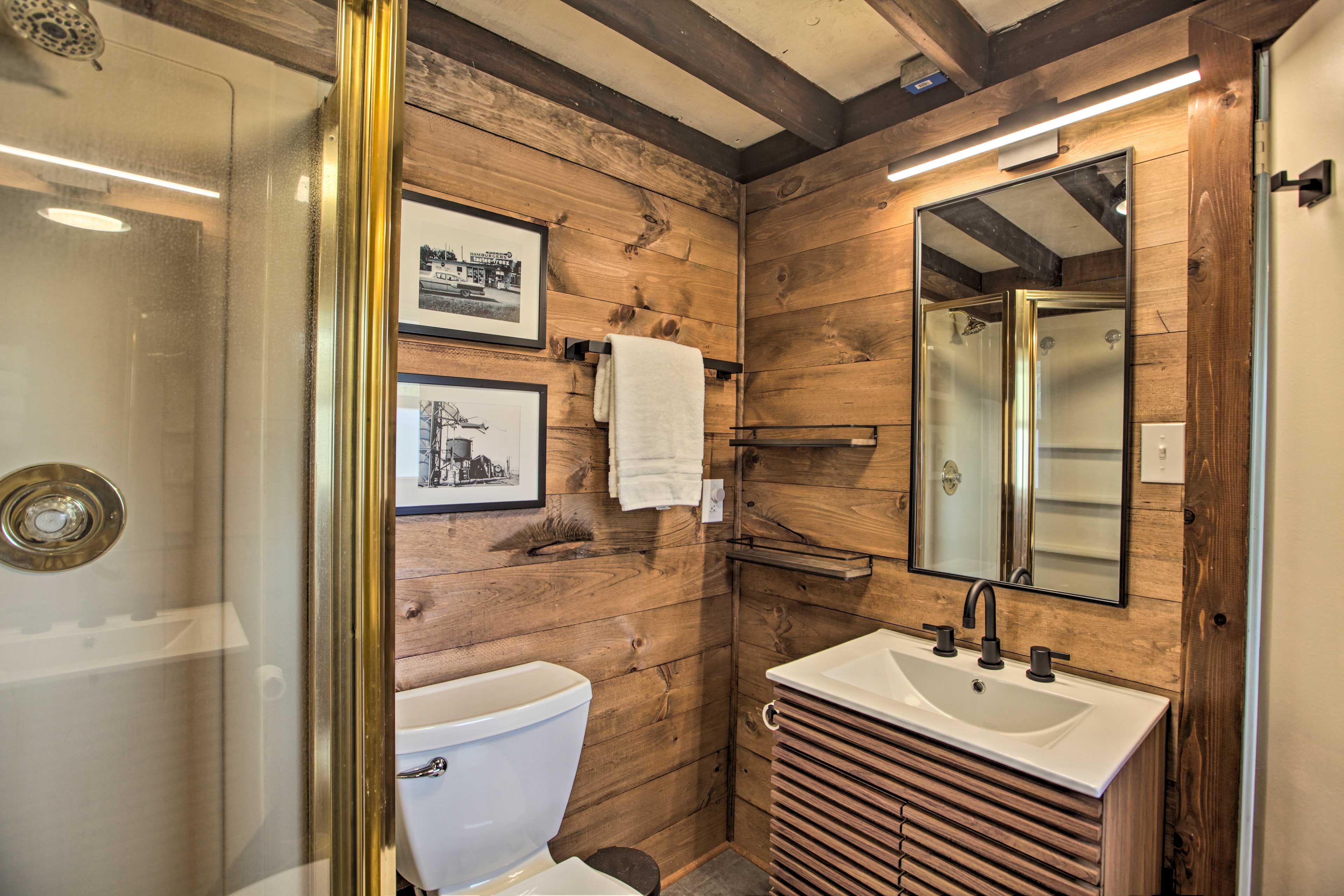 Full Bathroom | Towels Provided