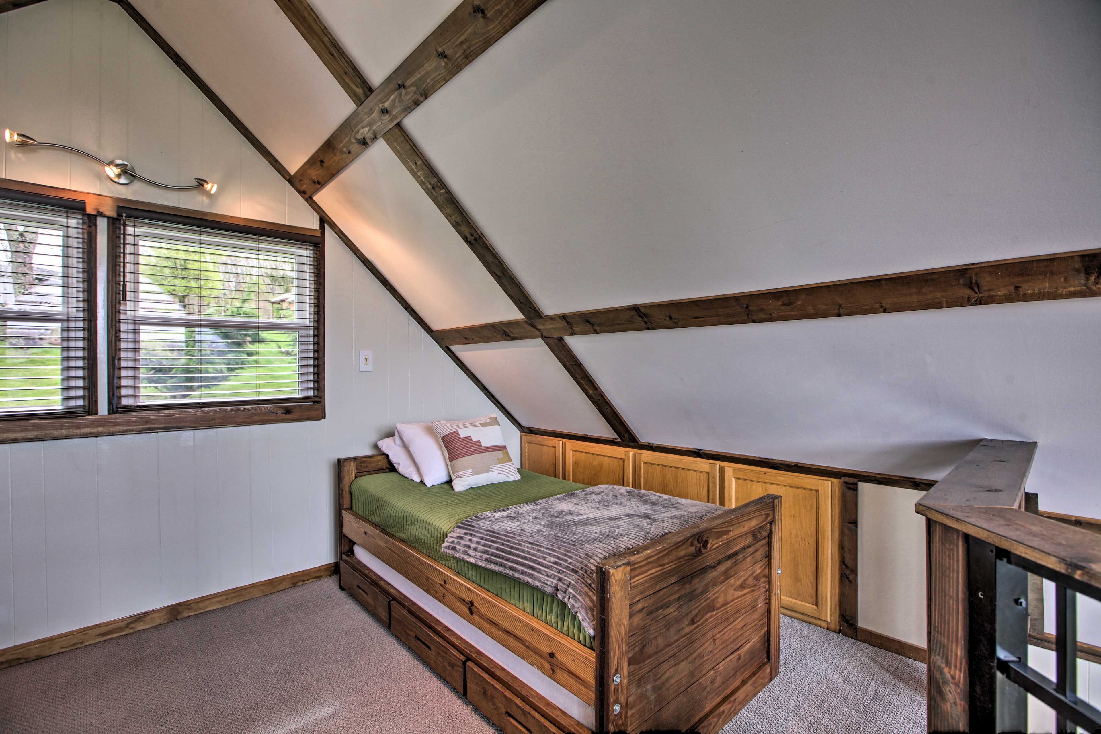 Bedroom (Loft) | Twin Bed w/ Twin Trundle