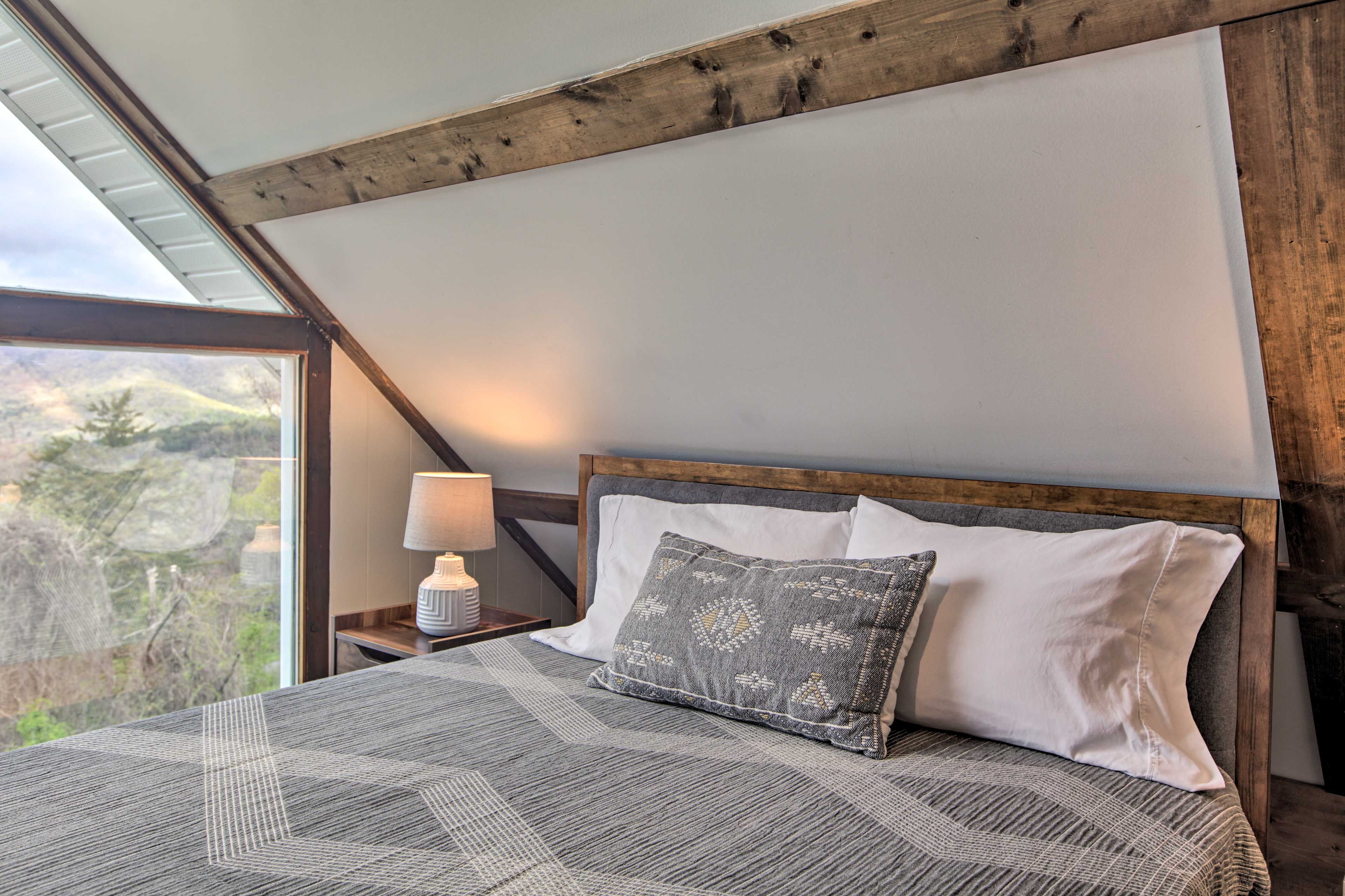 Bedroom (Loft) | Linens Provided