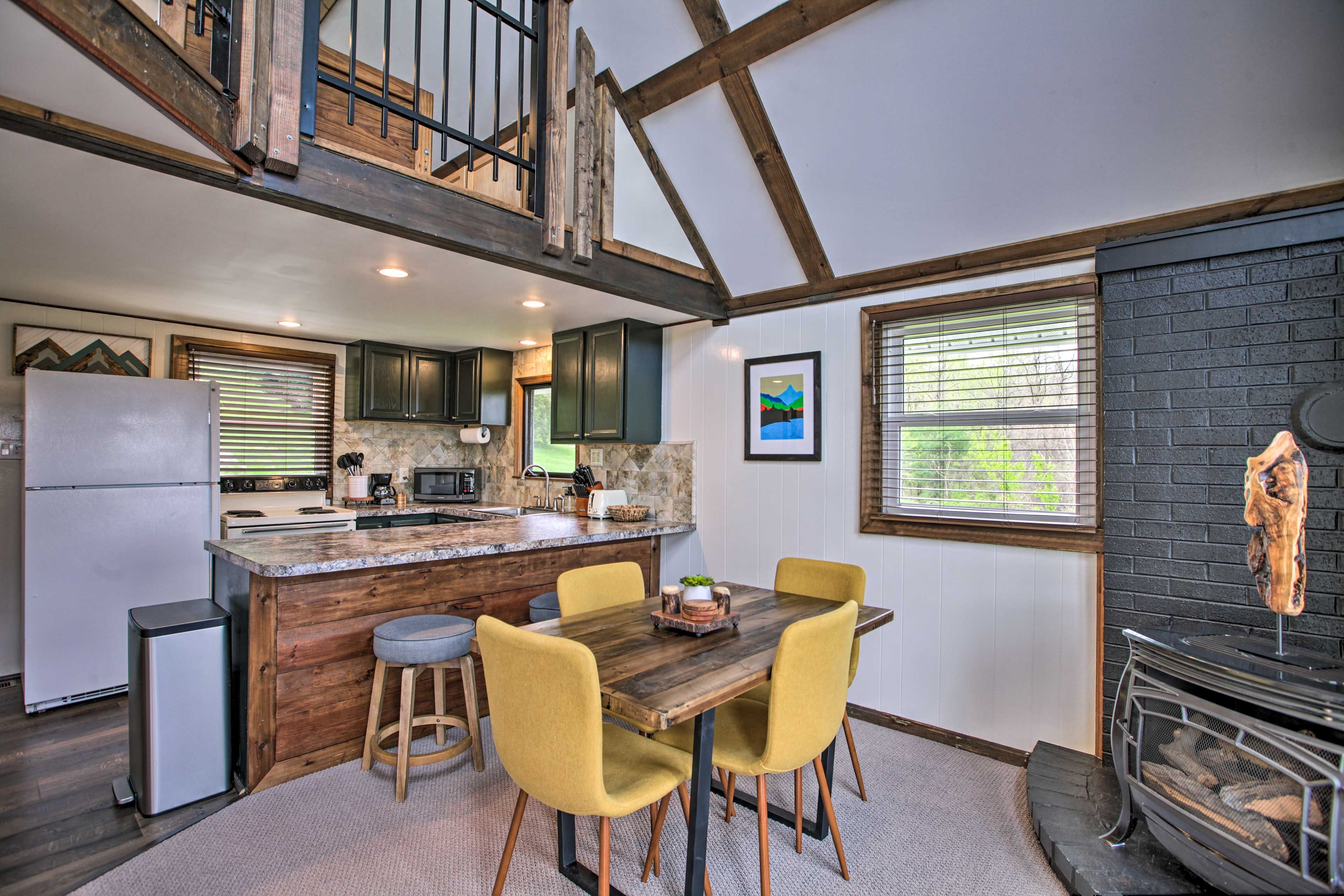 Dining Area | Dishware & Flatware Provided