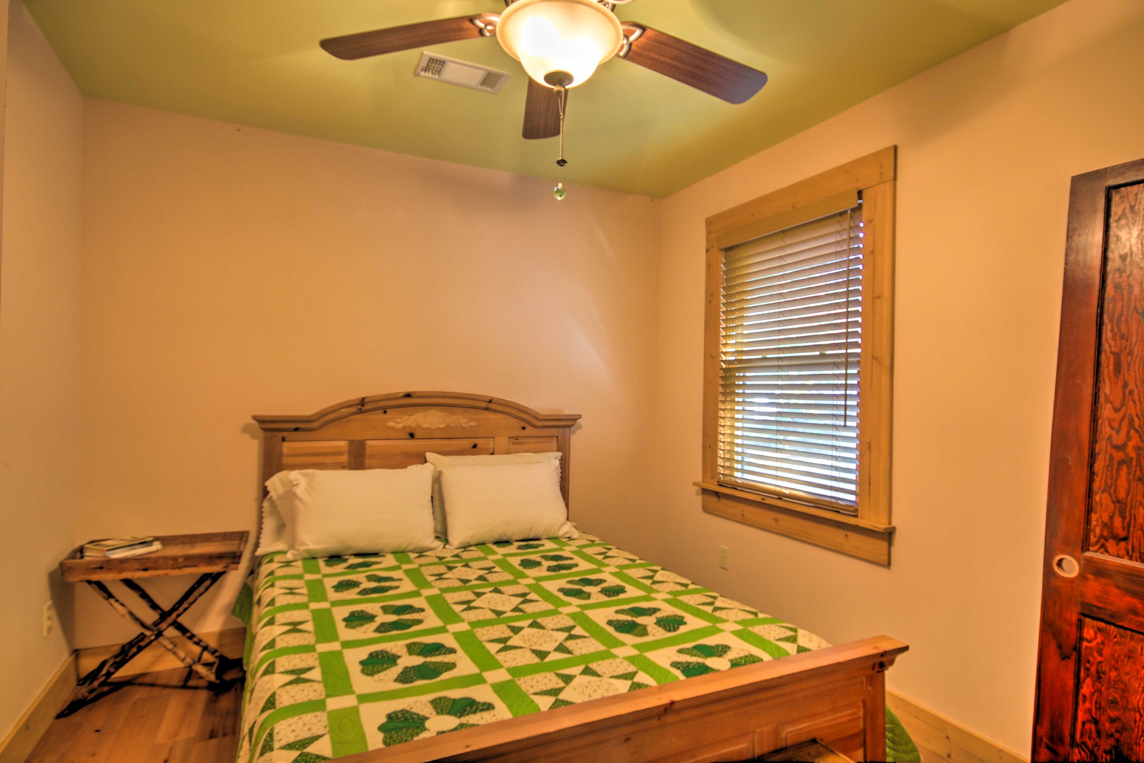 Bedroom 2 | Queen Bed