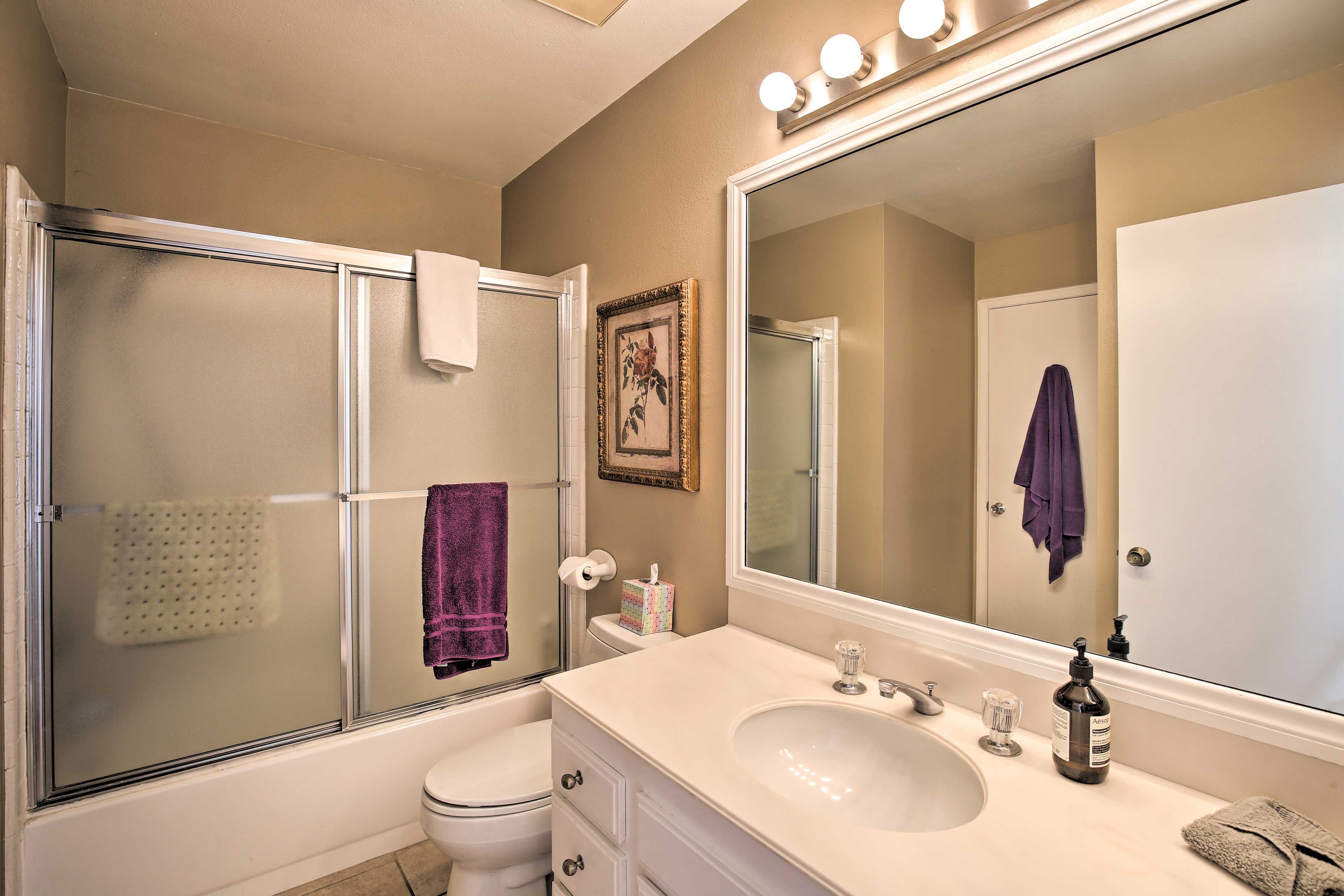 Full Bathroom | Complimentary Toiletries