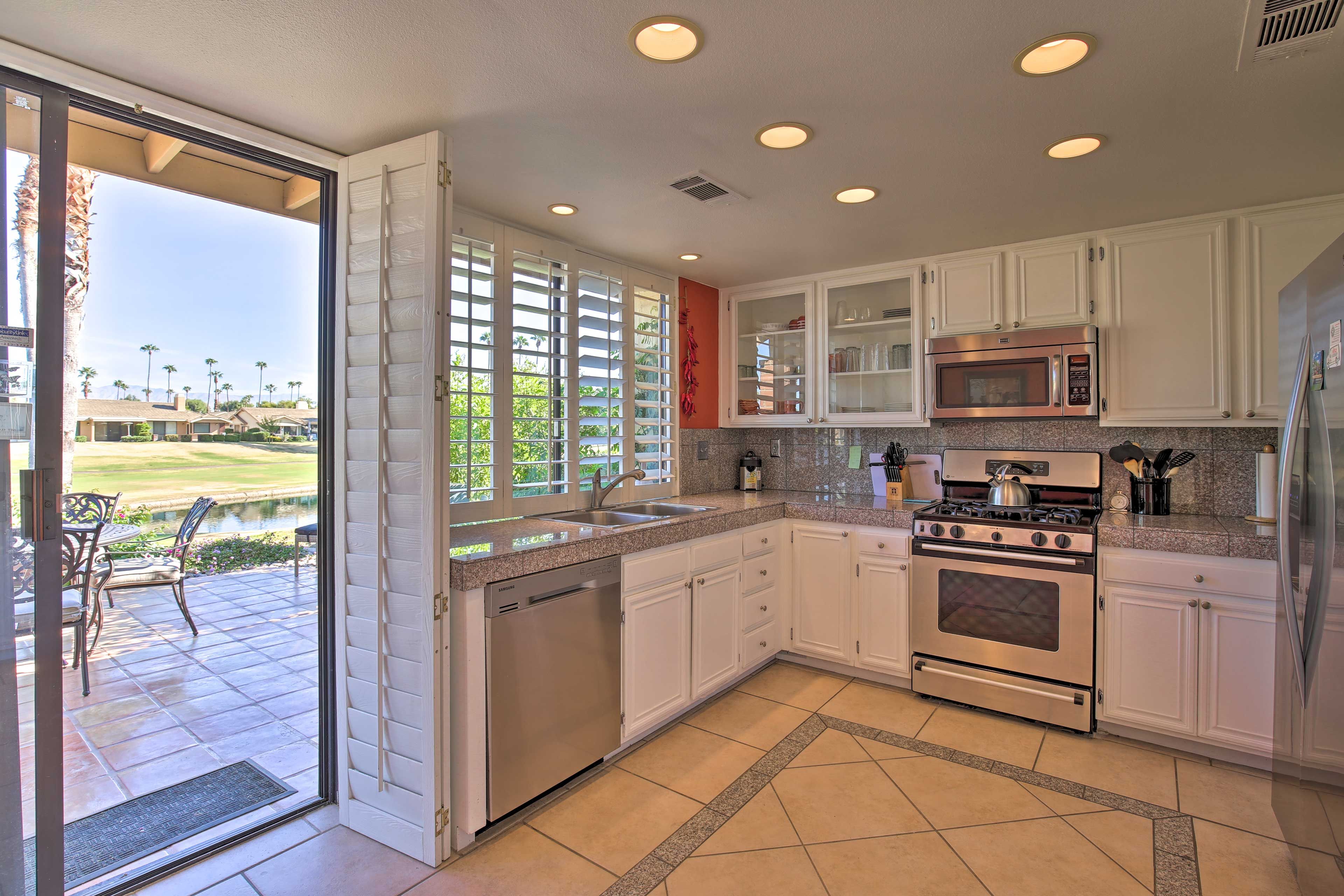 Fully Equipped Kitchen | Dishware/Flatware | Toaster | Coffeemaker