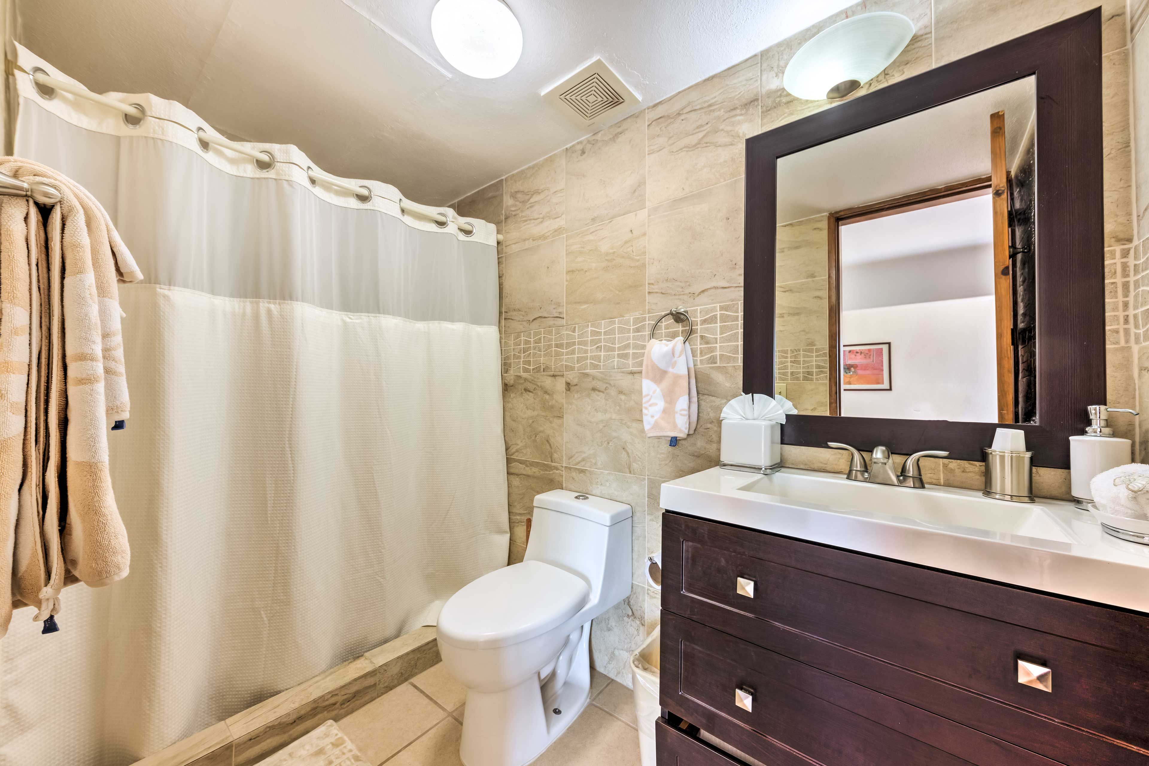 Full Bathroom | Towels Provided