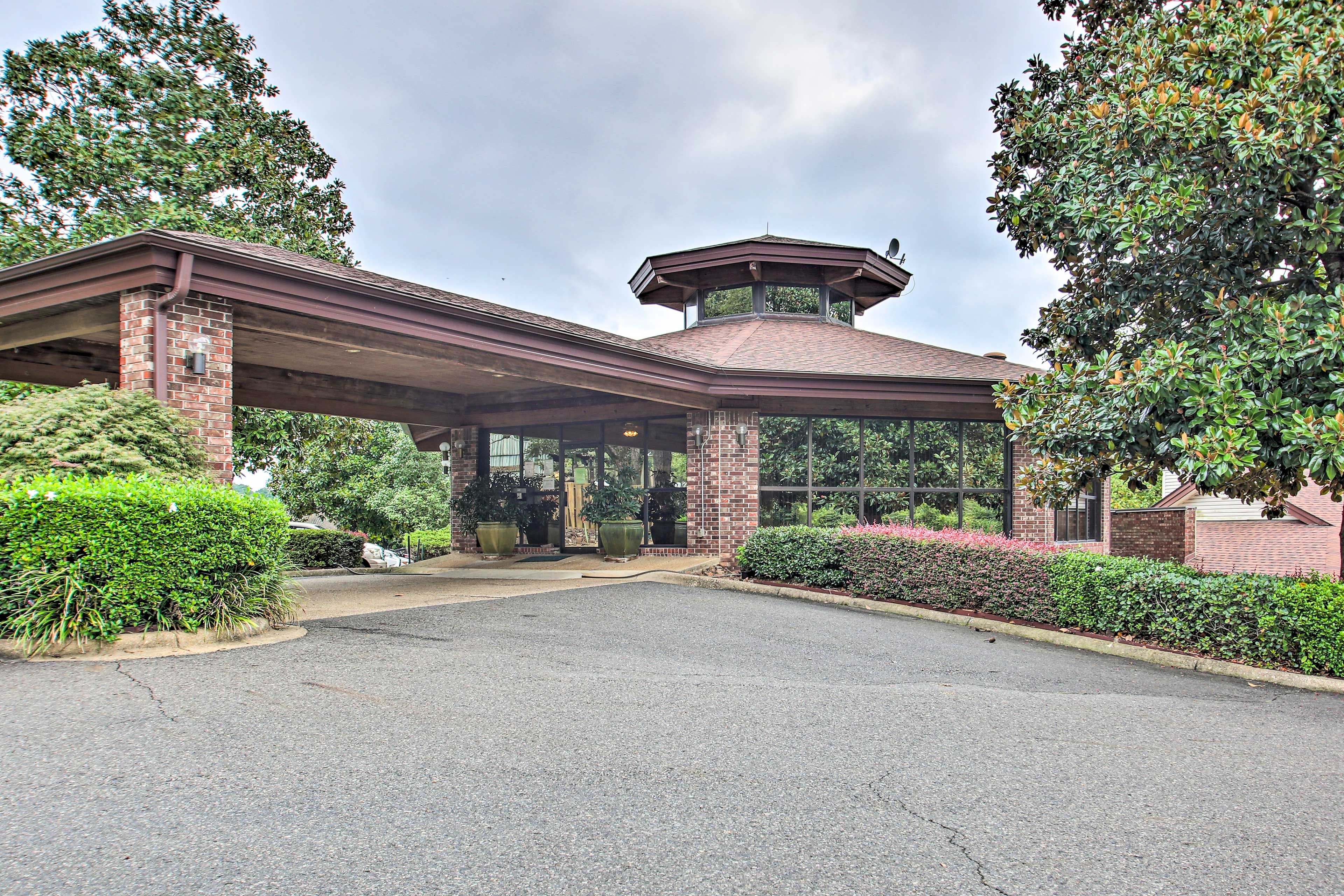 Emerald Isle Resort | 7 Miles to Downtown & National Park