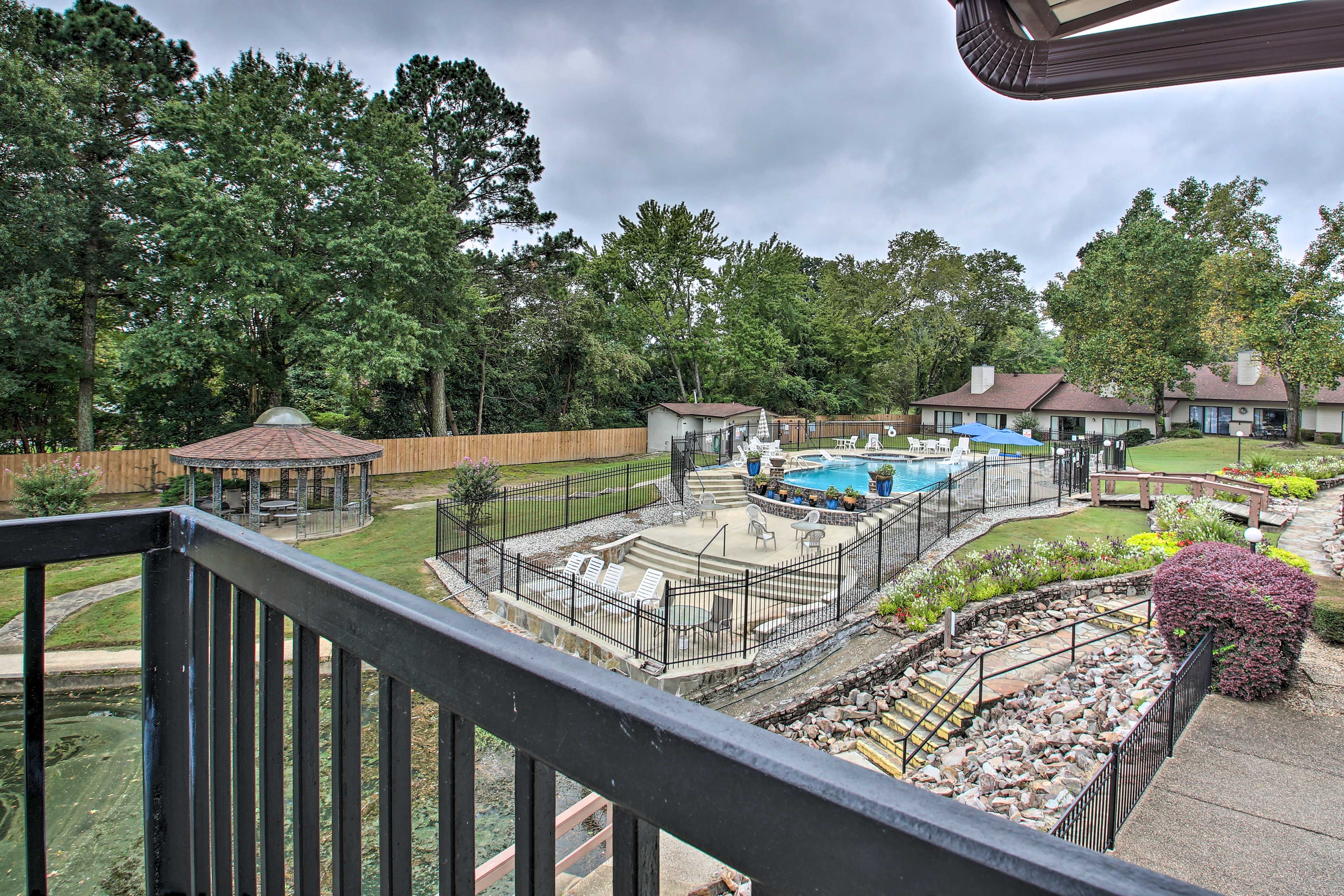 Emerald Isle Resort | Walking Distance to Pool & Hot Tub