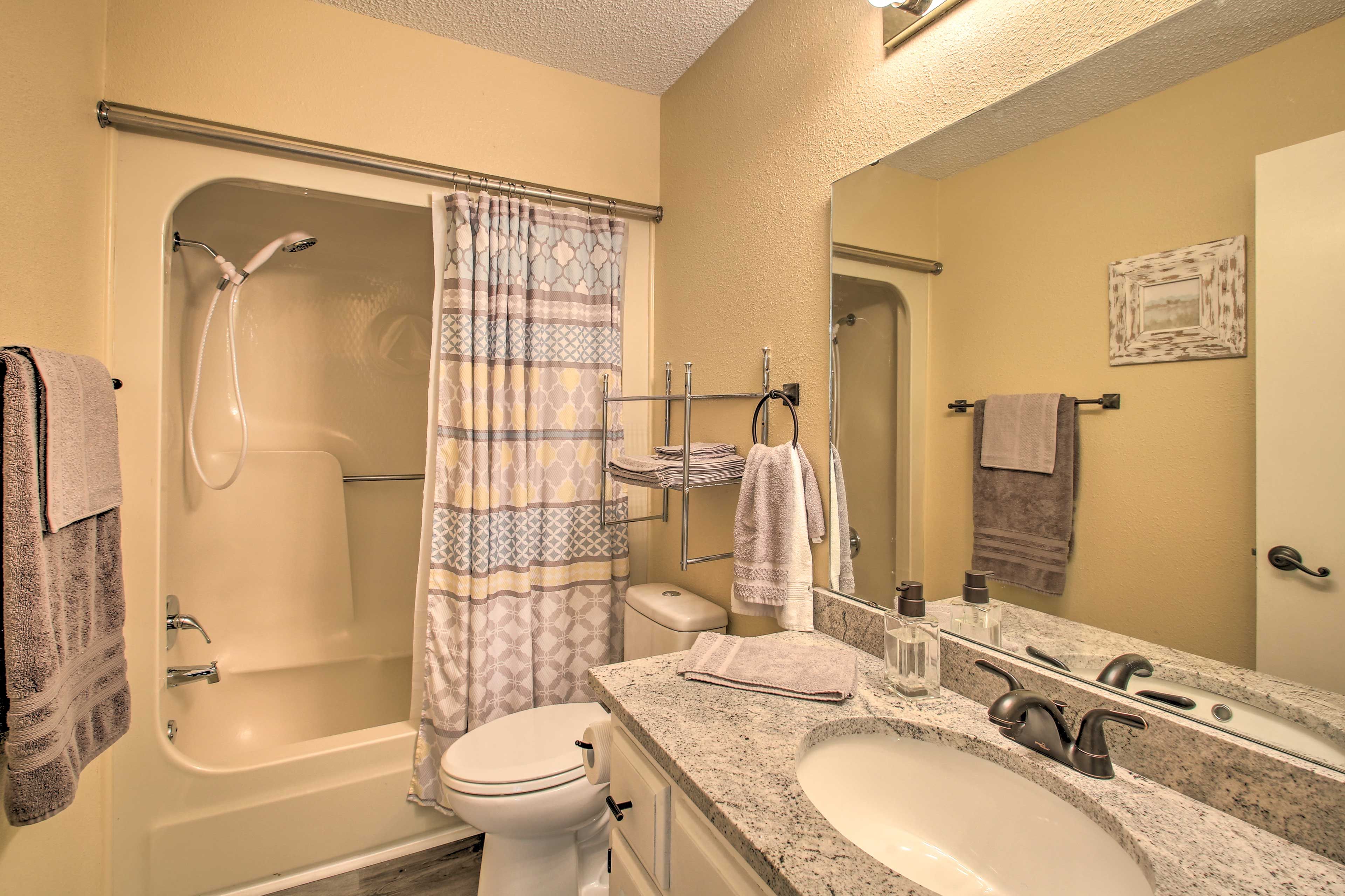 Full Bathroom | Towels Provided