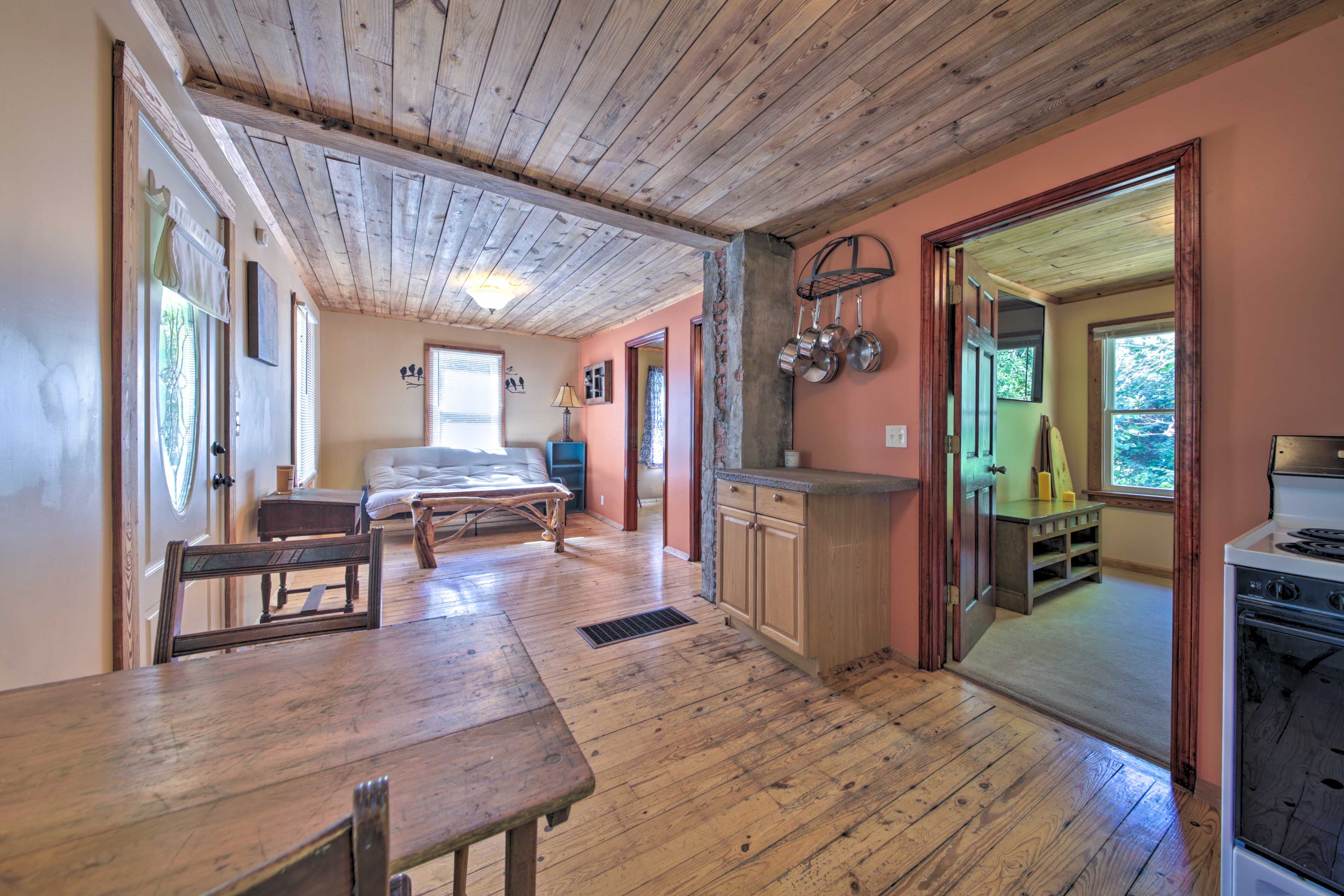 Living Room & Kitchen | Central Air Conditioning/Heat | Free WiFi