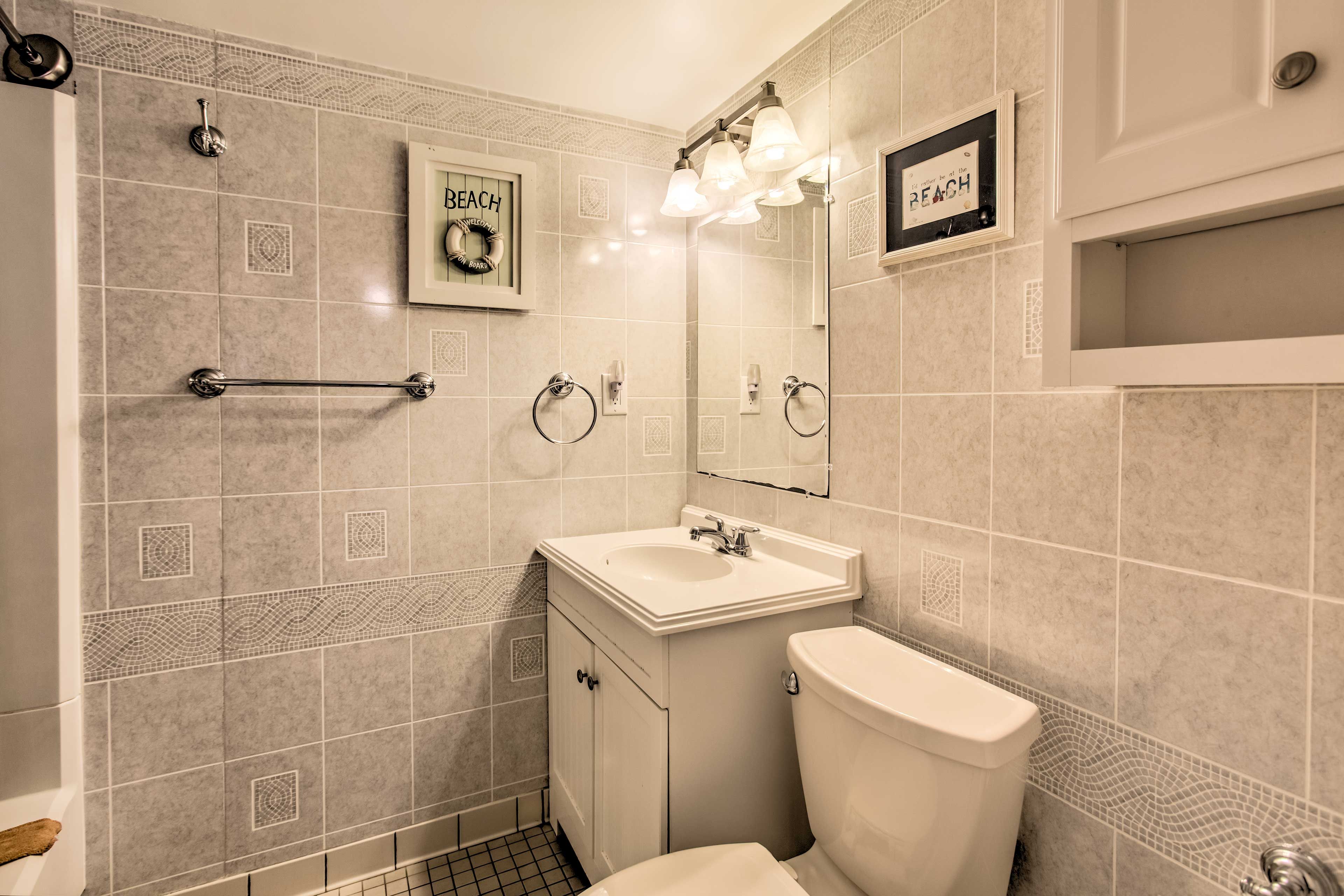 Full Bathroom | Towels Provided