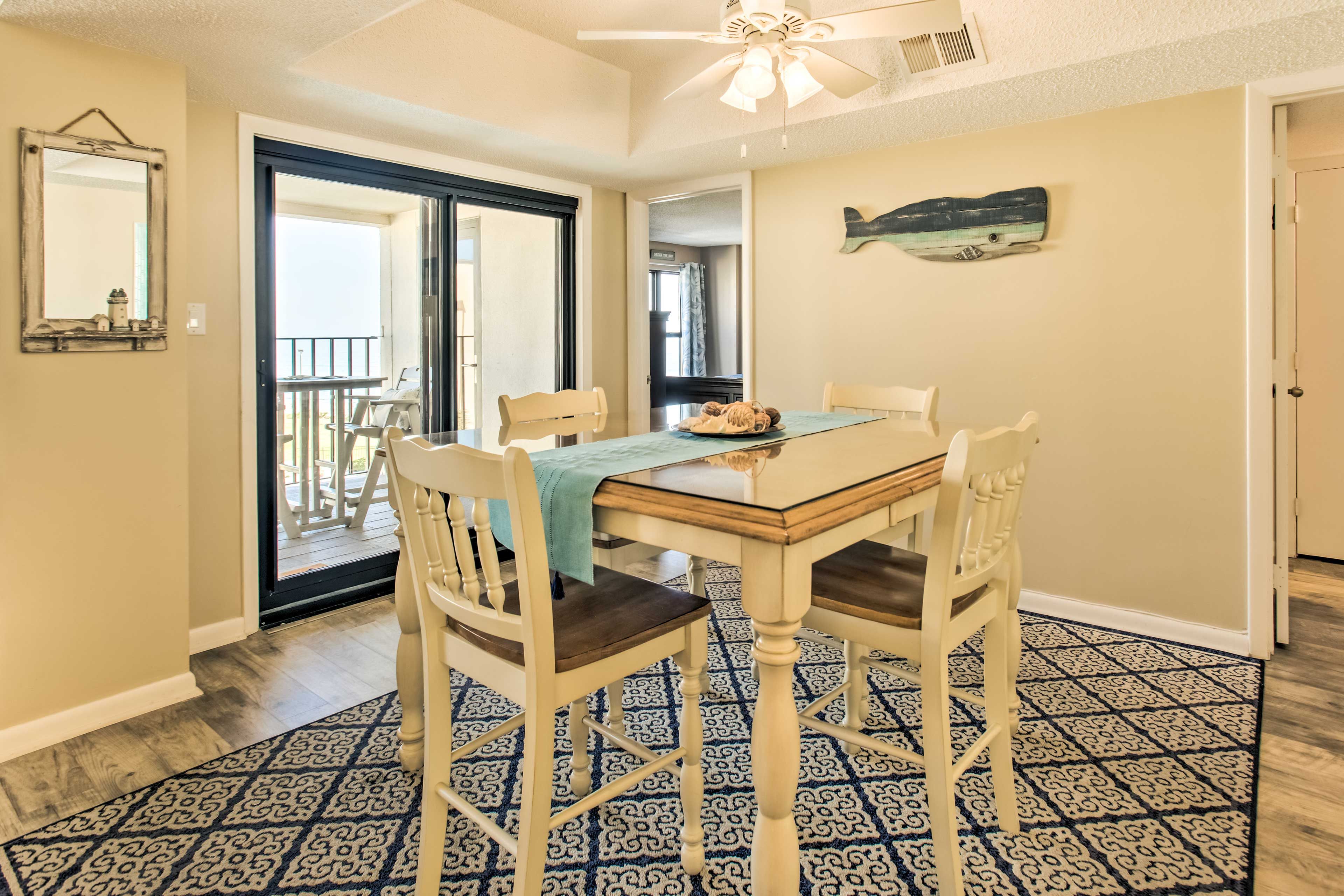 Dining Area | Seating for 4