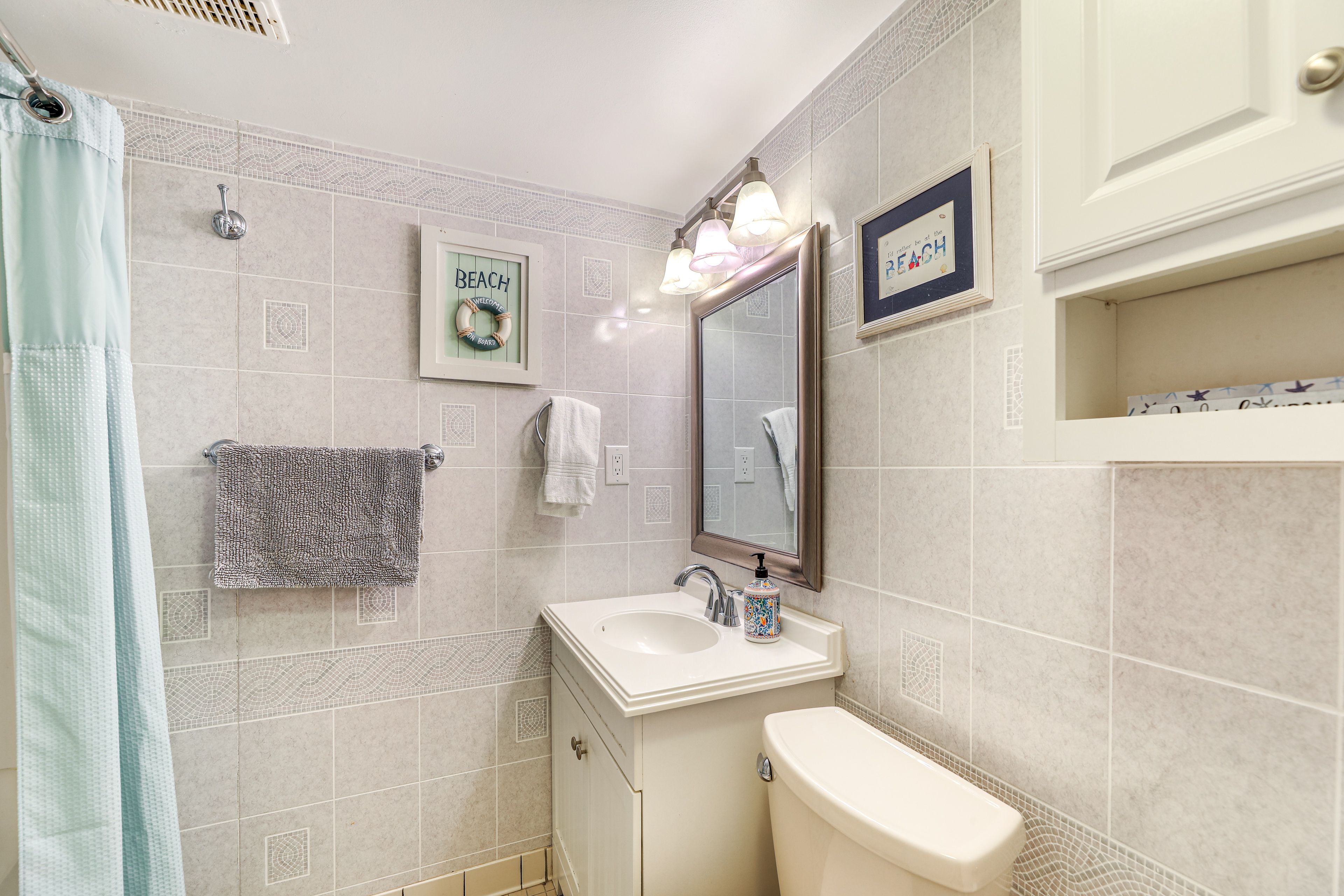 Full Bathroom | Towels Provided